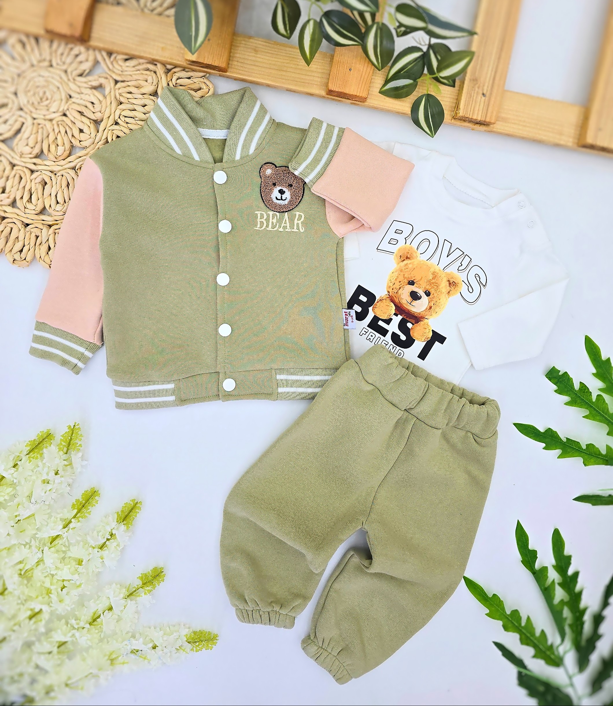 Meda komplet u maslinastoj boji – termo duks koledžica, pantalone i bela bluzica