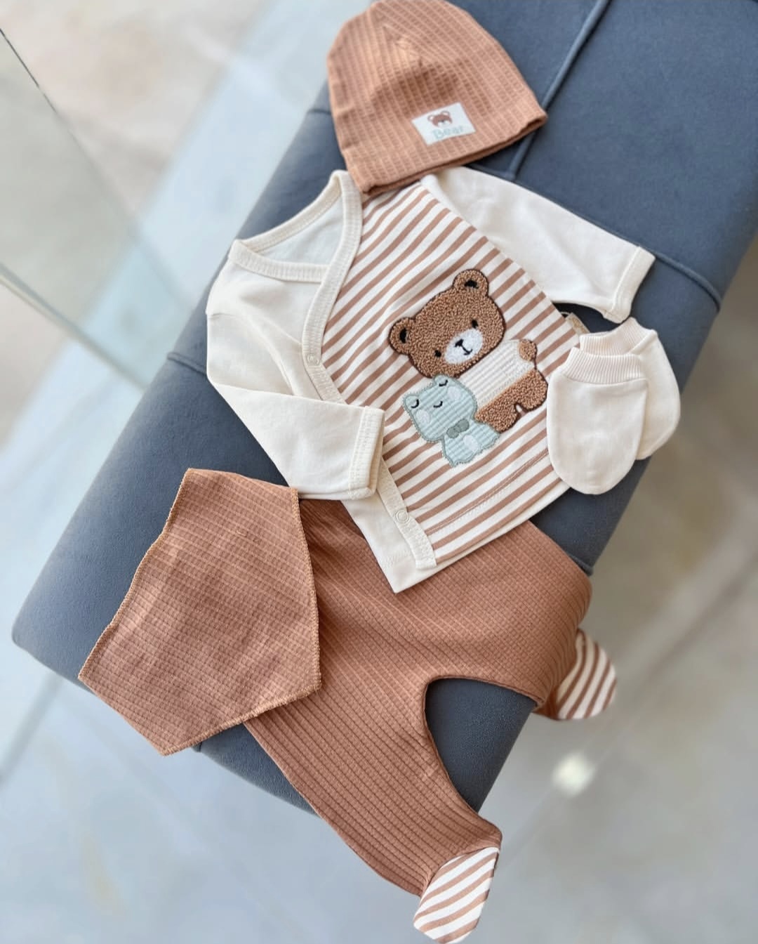 Braon set za novorođenče sa medom i prugicama