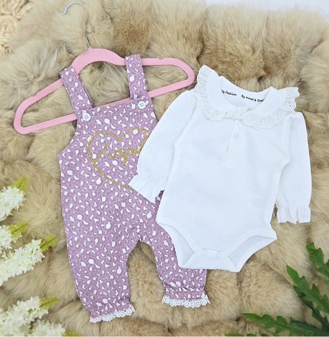 Bebi pantalone sa tregerima „Angel“ i bodi sa čipkastom kragnom