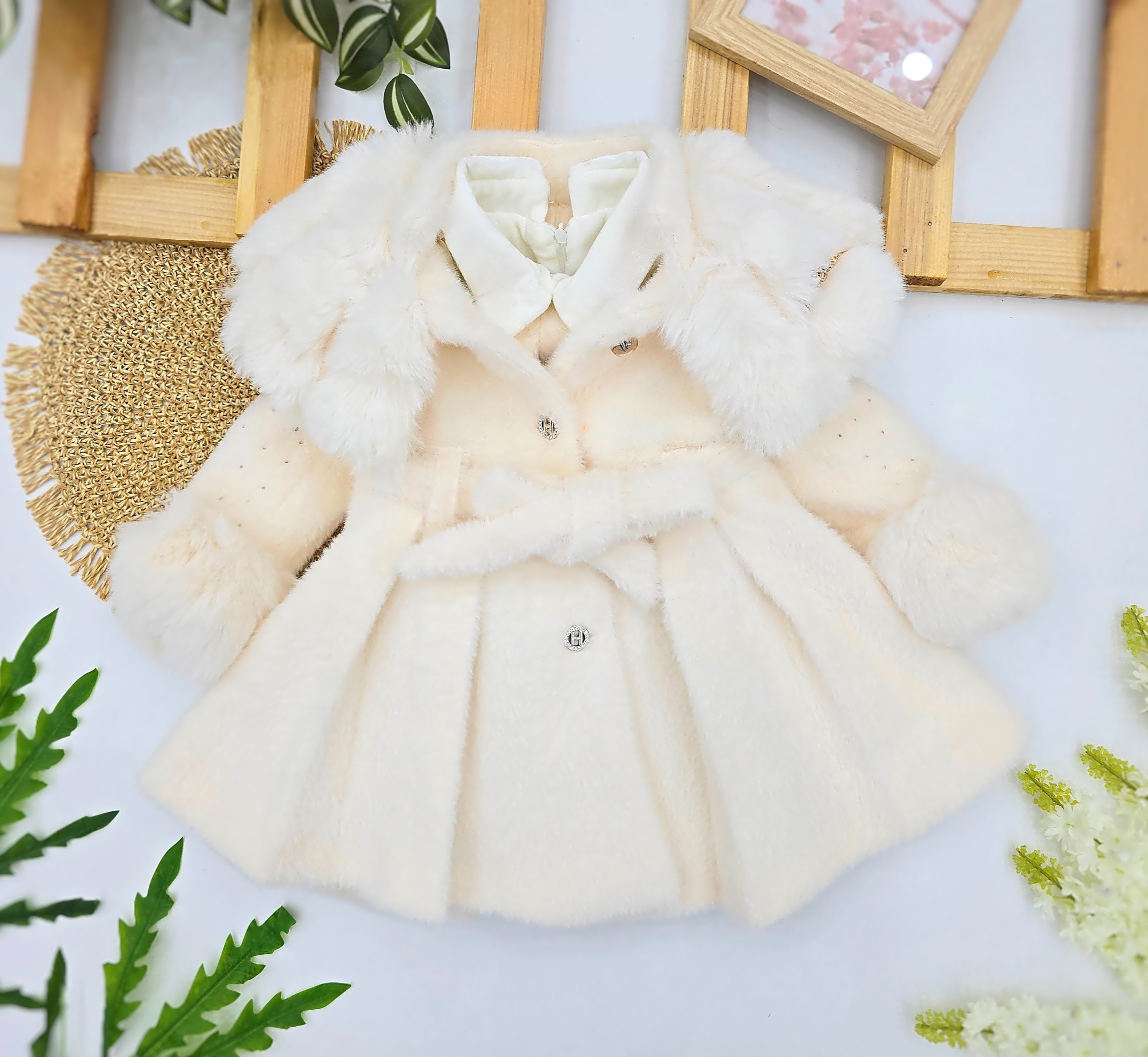 Kaput sa krznom i elegantna haljina za devojčice – belo