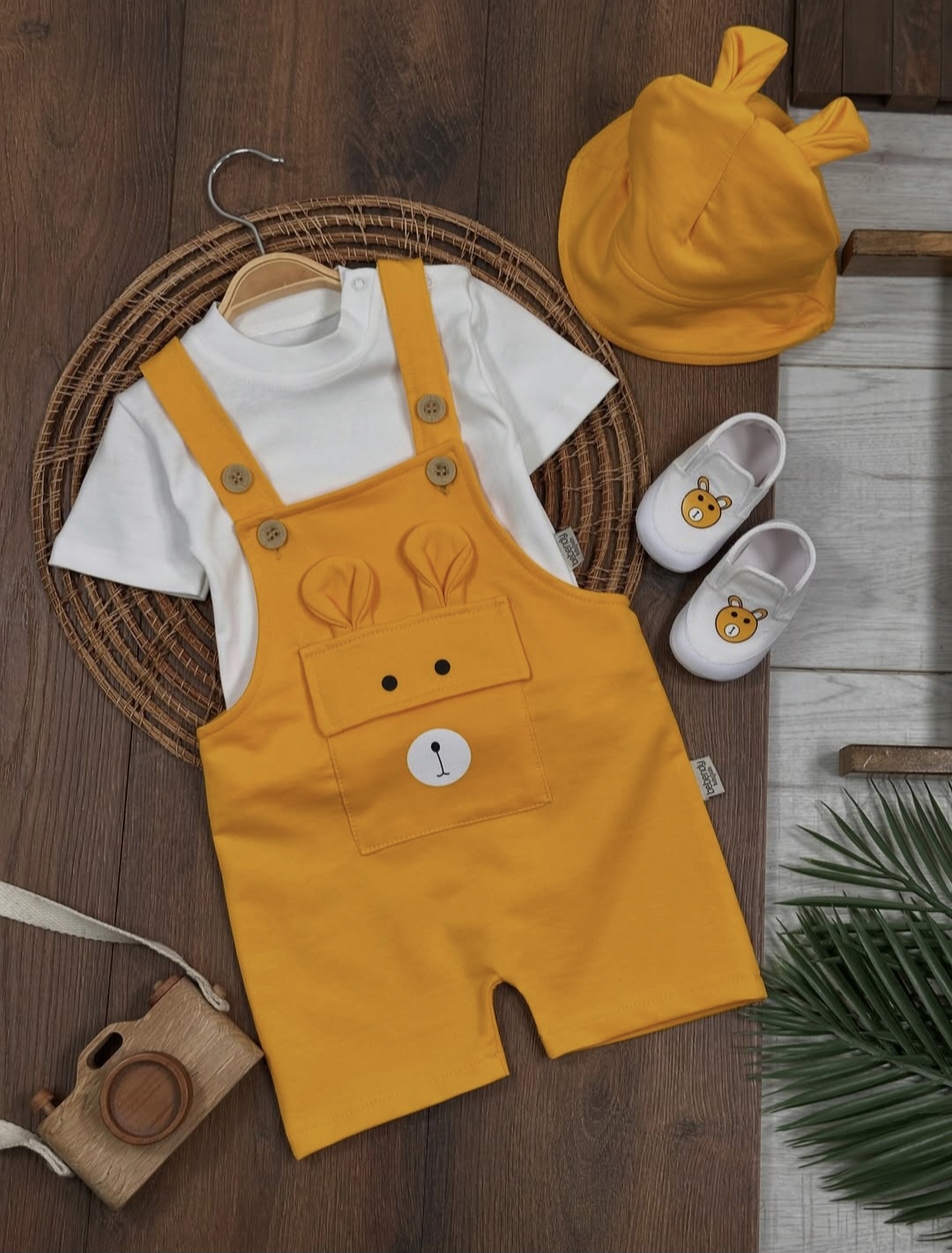 Četvorodelni set za bebe dečake – majica, kombinezon, patofnice i šeširić