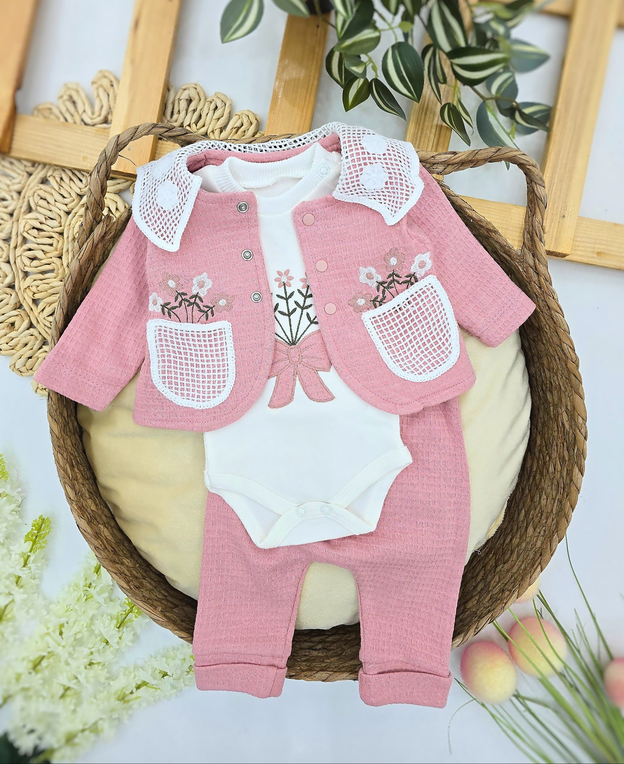 Roze set za bebe devojčice sa cvetnim motivima – duksić, bodi i pantalonice