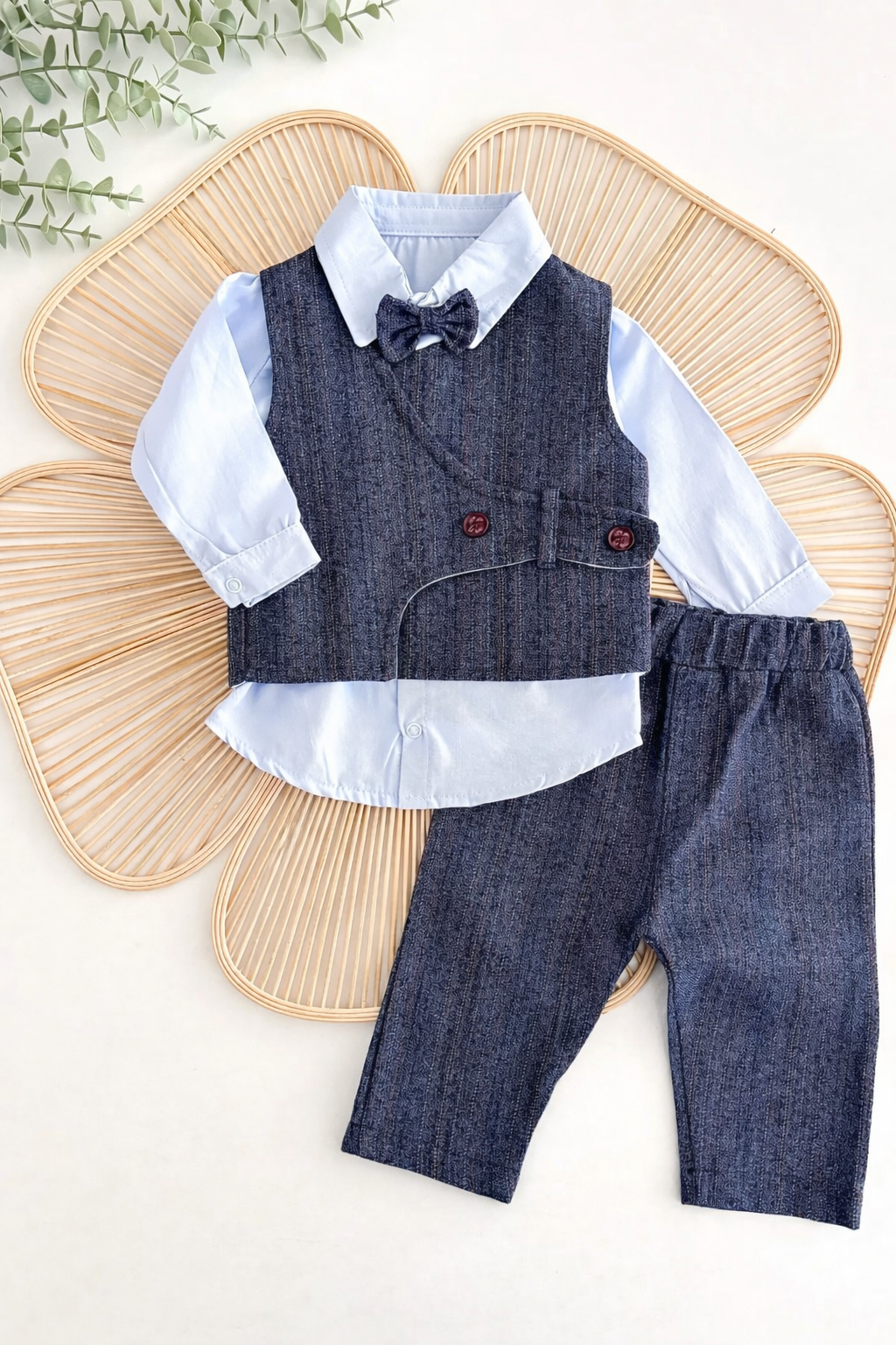 Svečani komplet za bebe dečake – plava košulja, prsluk, pantalone i leptir mašna