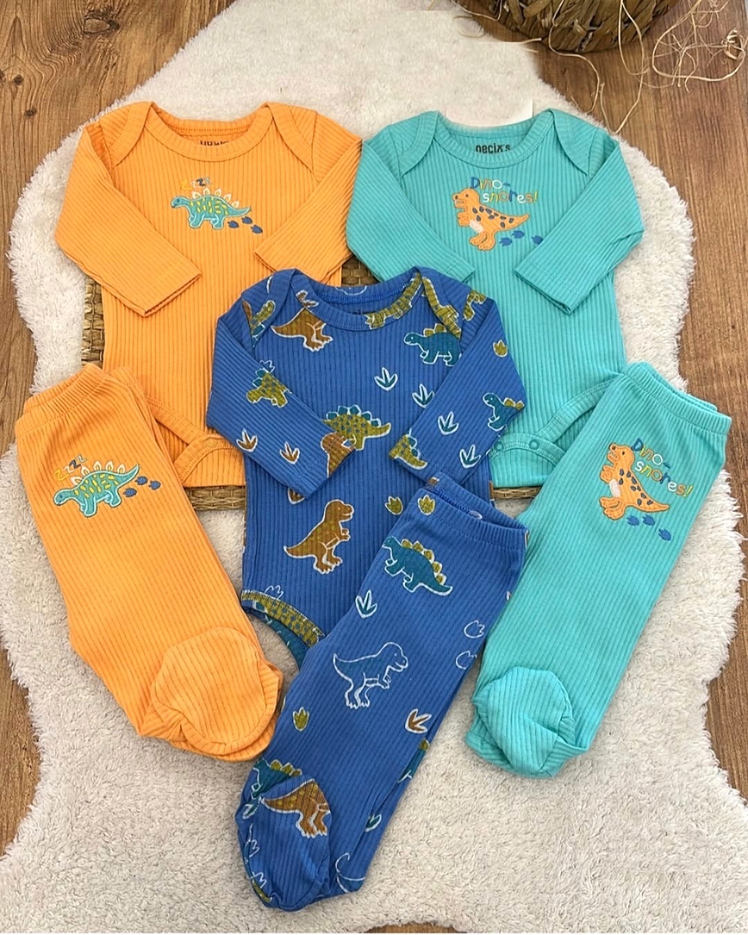 Komplet za bebe dečake – 3 bodija i 3 pantalone sa stopama, dinosaurus dezen