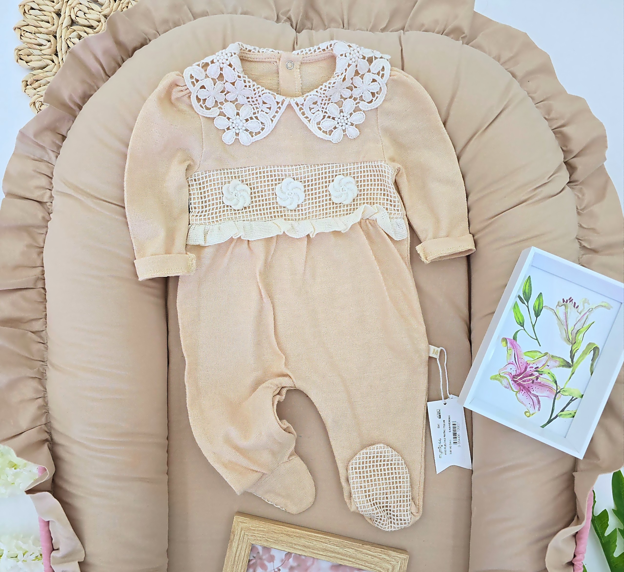 Elegantna bebi štrampla sa čipkanim detaljima – bež