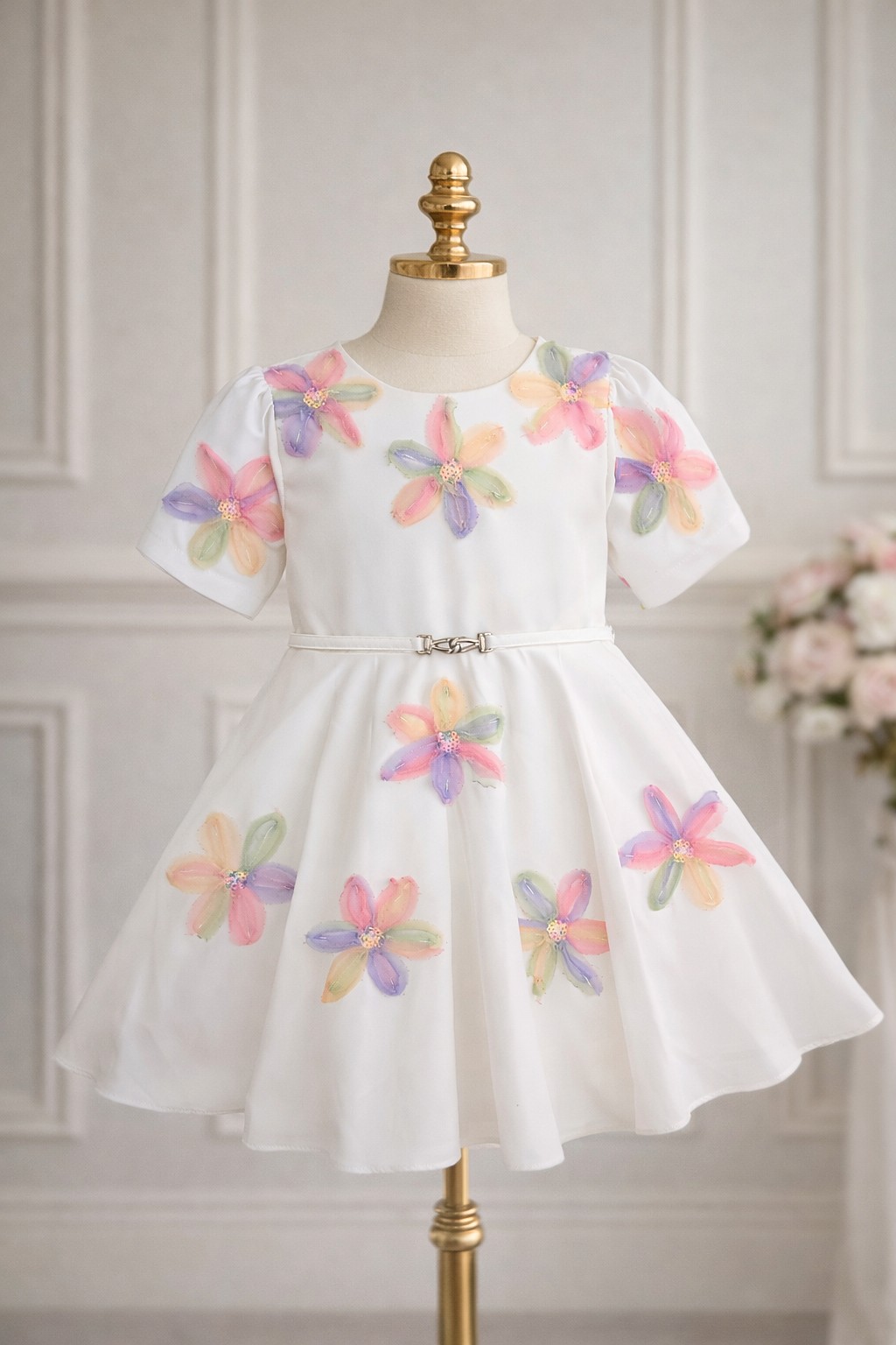 Bela svečana haljinica sa 3D cvetovima u pastelnim bojama