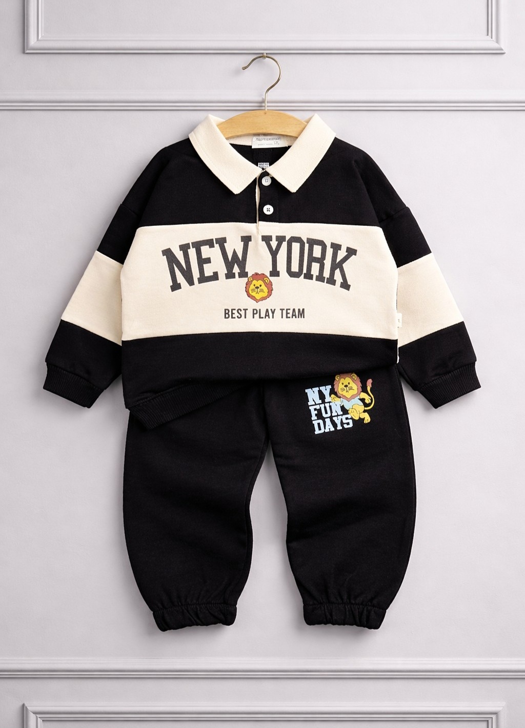 Crna trenerka za dečake sa kragnicom i lavićem