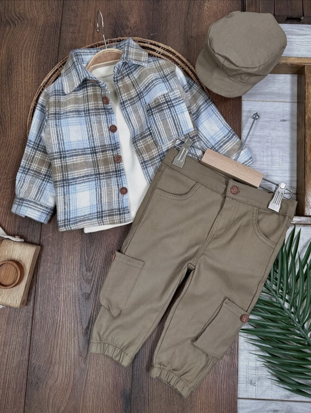 Bež četvorodelni set za dečake – džeparke, košulja, bluza i beretka