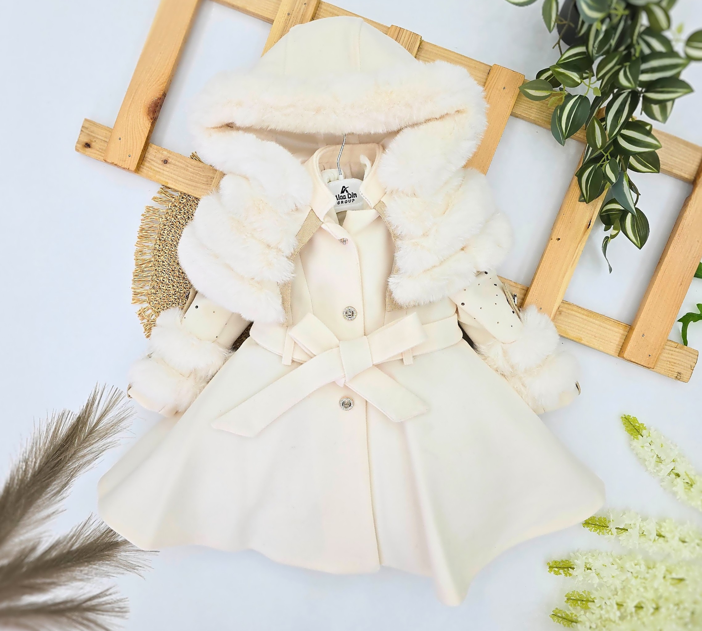 Luksuzni set za devojčice – beli kaput sa krznom i haljinica