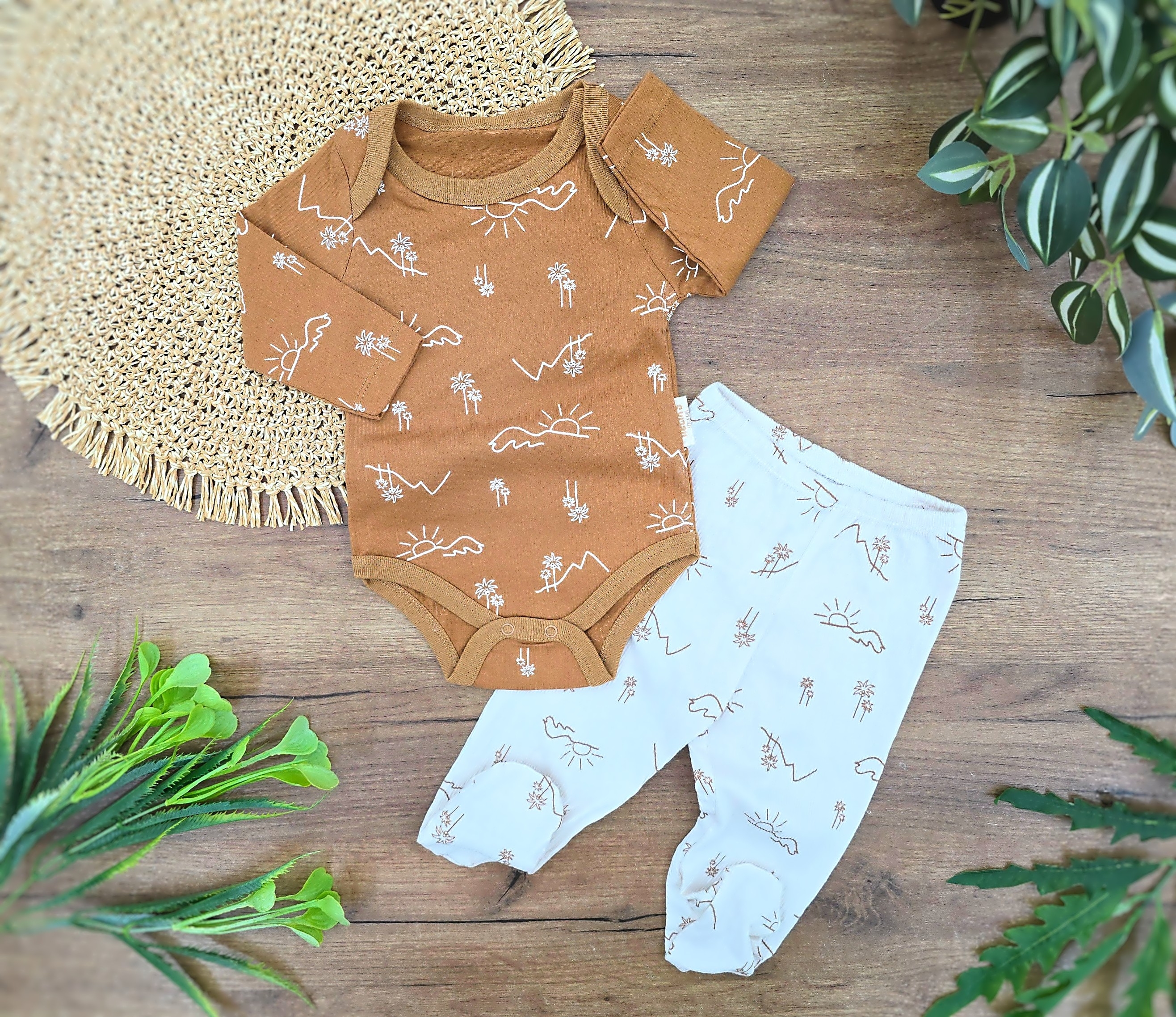 Dvodelni set za bebe – braon bodi i bele pantalonice sa printom palmi