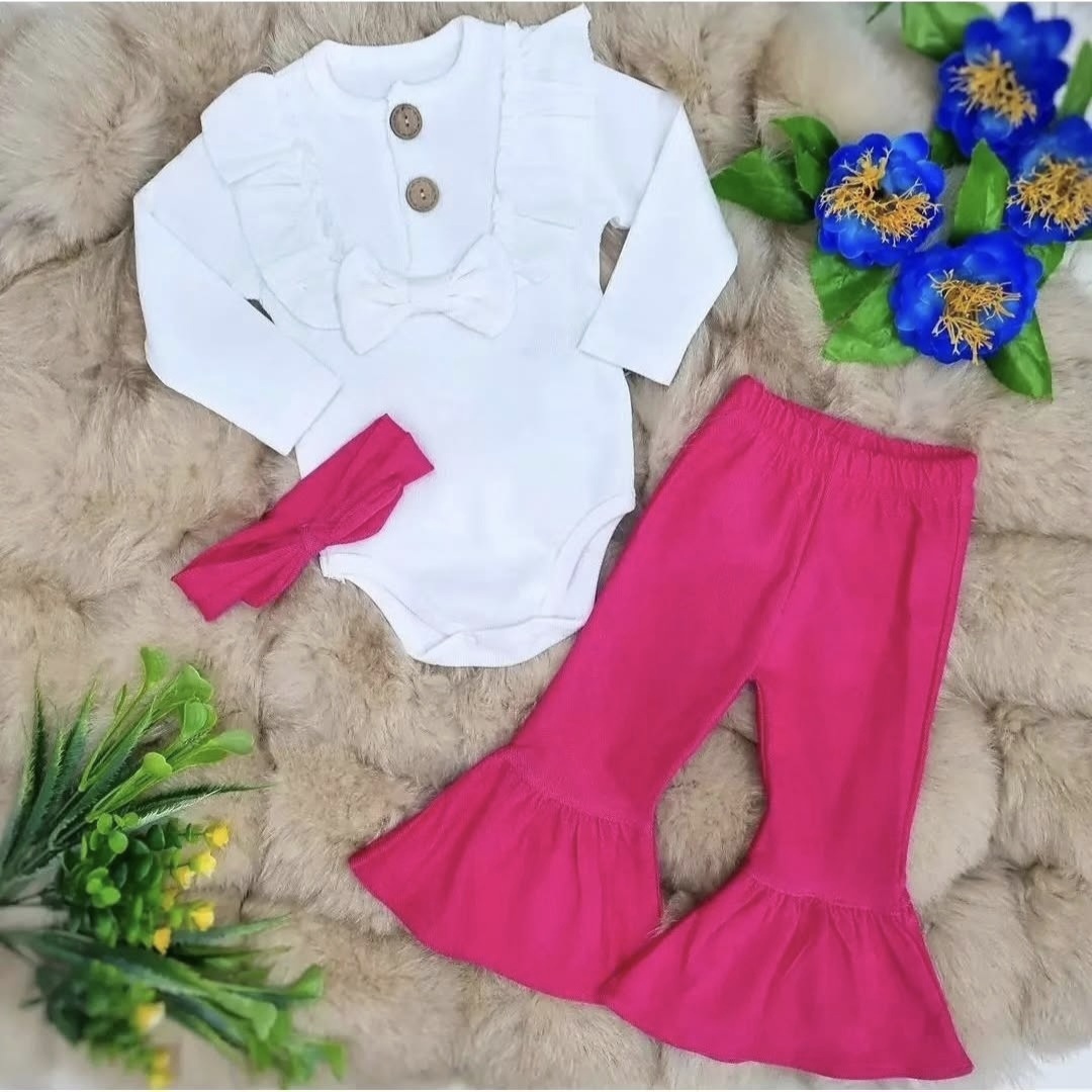 Bebi komplet sa karnerima – bodi, pantalone i traka