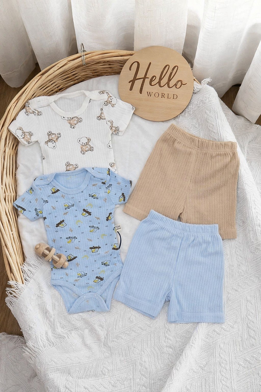 Četvorodelni letnji komplet za bebe – 2 bodija i 2 šortsa