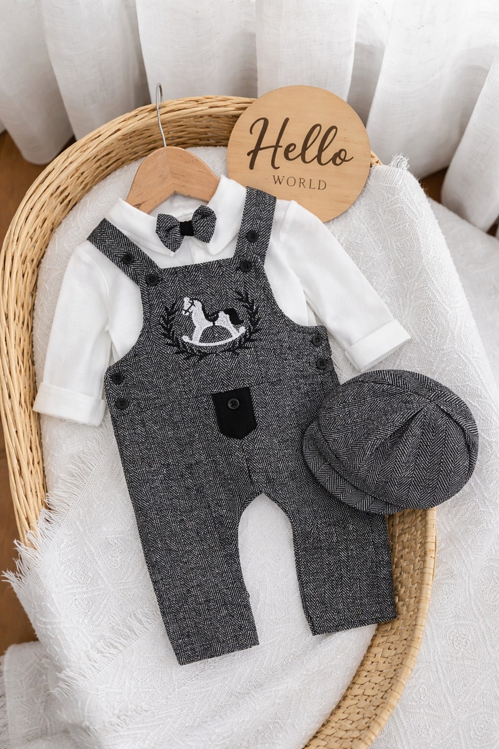 Tamno sivi set za bebe dečake – kombinezon, košulja, leptir mašna i beretka