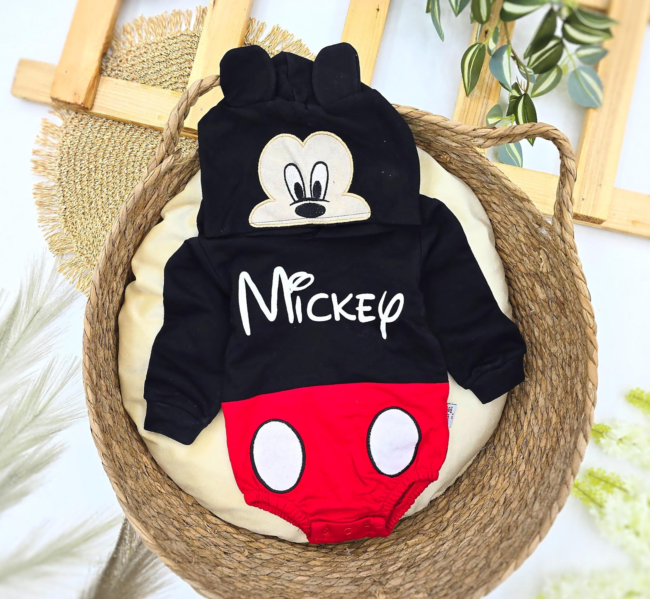 Crno-crveni bodić sa kapuljačom i ušima