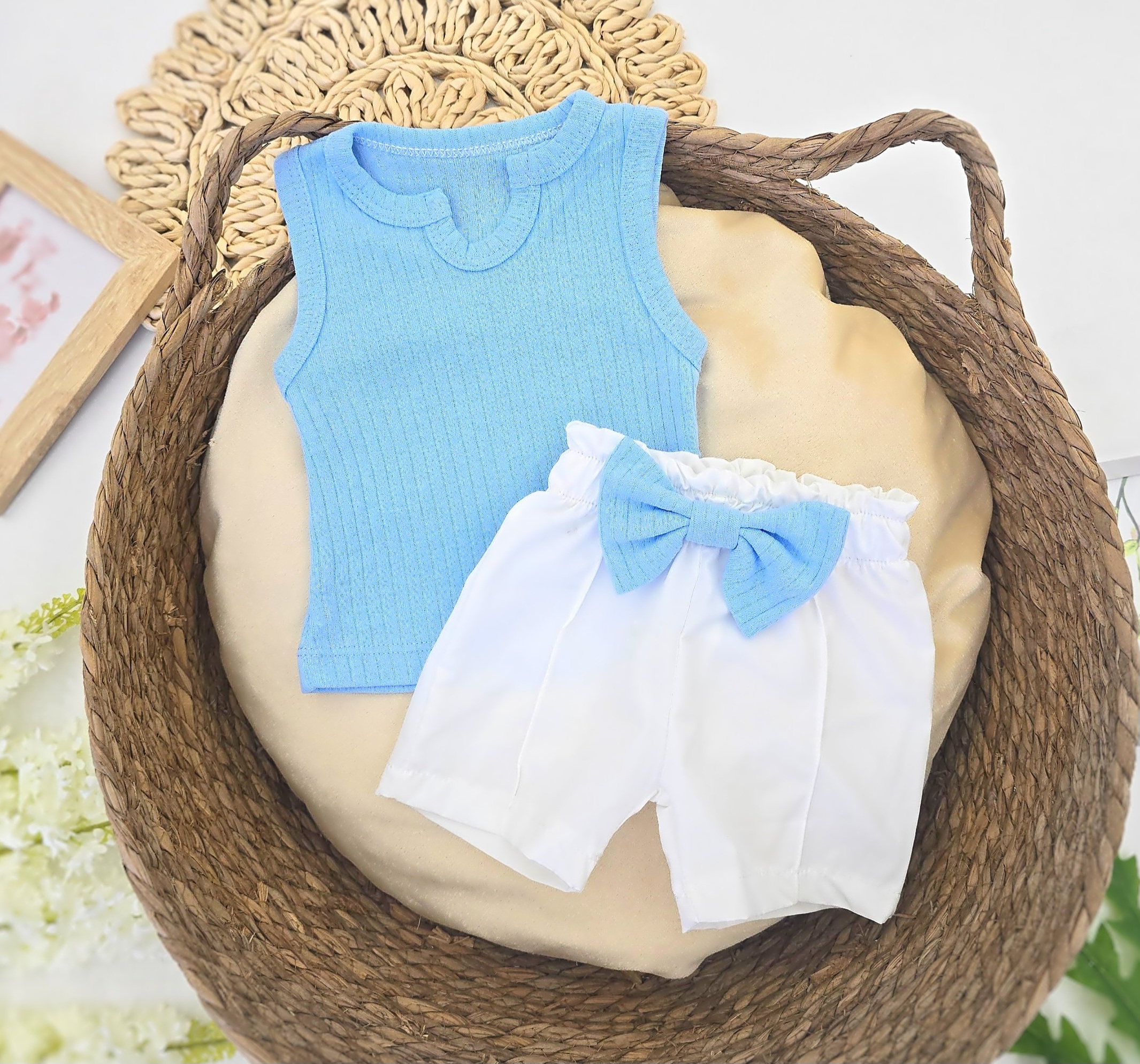 Letnji komplet za bebe – bela majica i šorts sa mašnom Letnji komplet za bebe – bela majica i šorts sa mašnom
