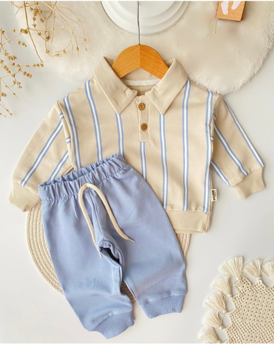 Plavi komplet za dečake sa prugastom bluzicom i kragnom