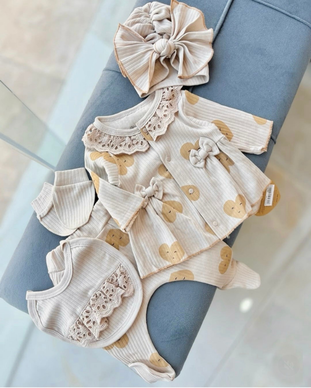 Bež set za novorođenče sa srcima i turbanom