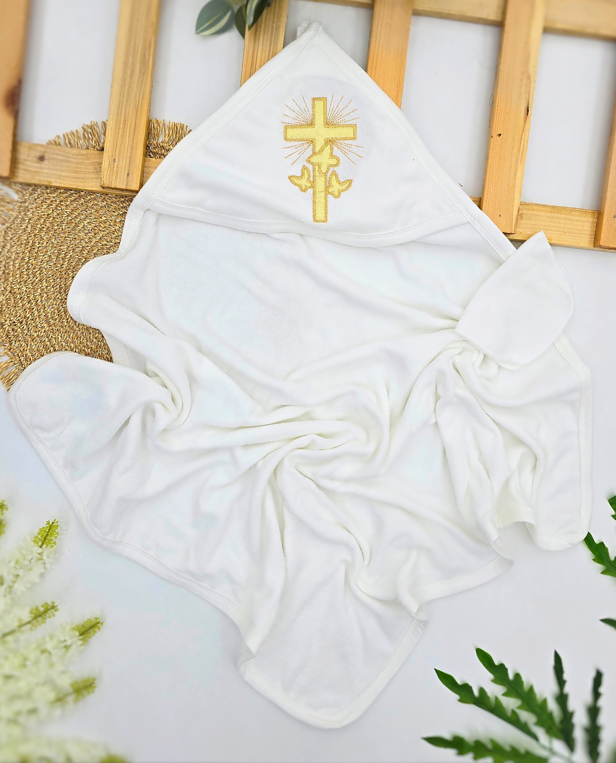 Beli veliki peškir za krštenje sa zlatnim krstom