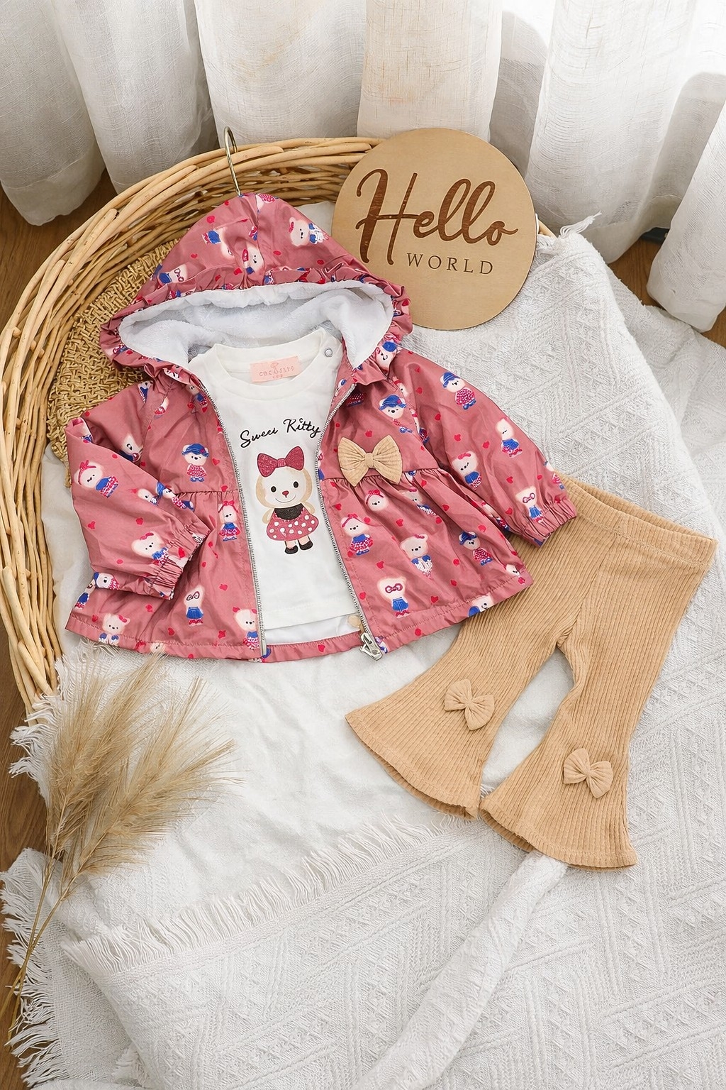 Prolećni komplet – šuškavac jaknica, zvonarice i bluza