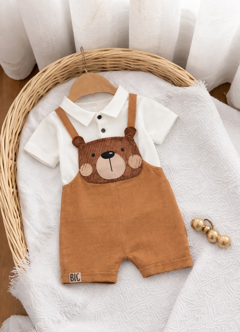 Braon letnji set za bebe sa medom – majica sa kragnicom i kombinezon