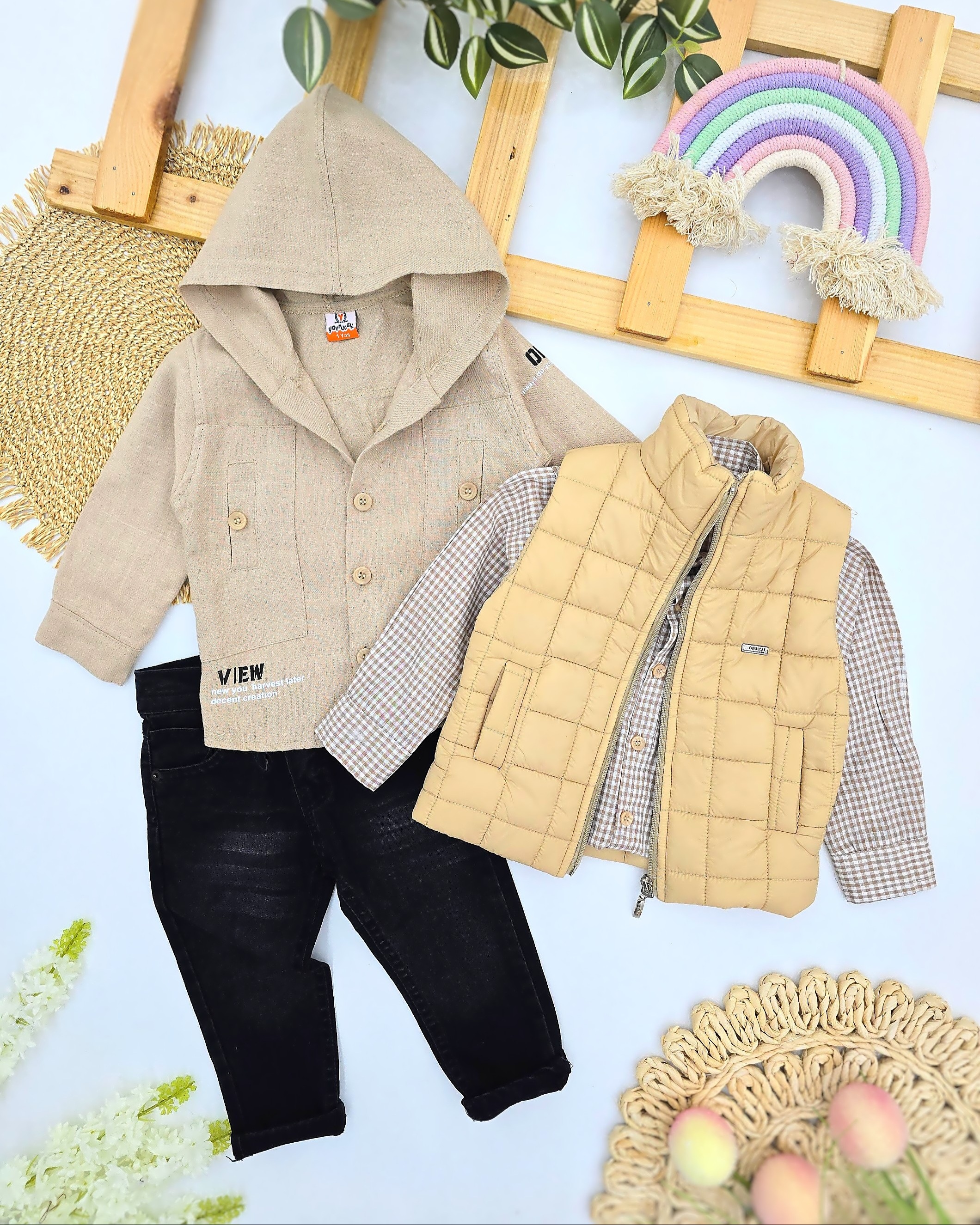 Prolećni set za dečake – bež duks jaknica, košulja, prsluk i farmerice
