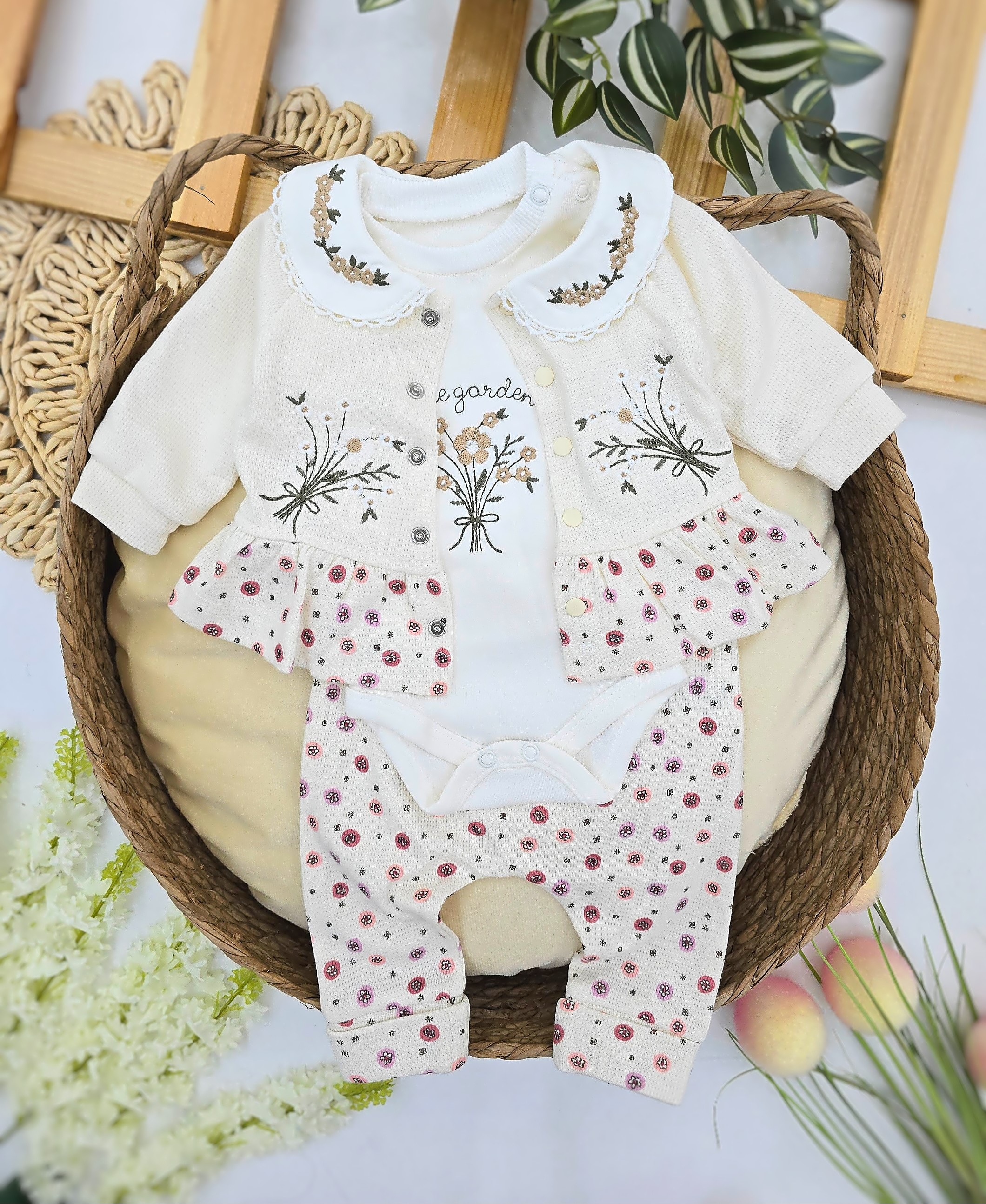 Svetlo krem set za bebe devojčice sa cvetnim dezenom – duksić, bodi i pantalonice