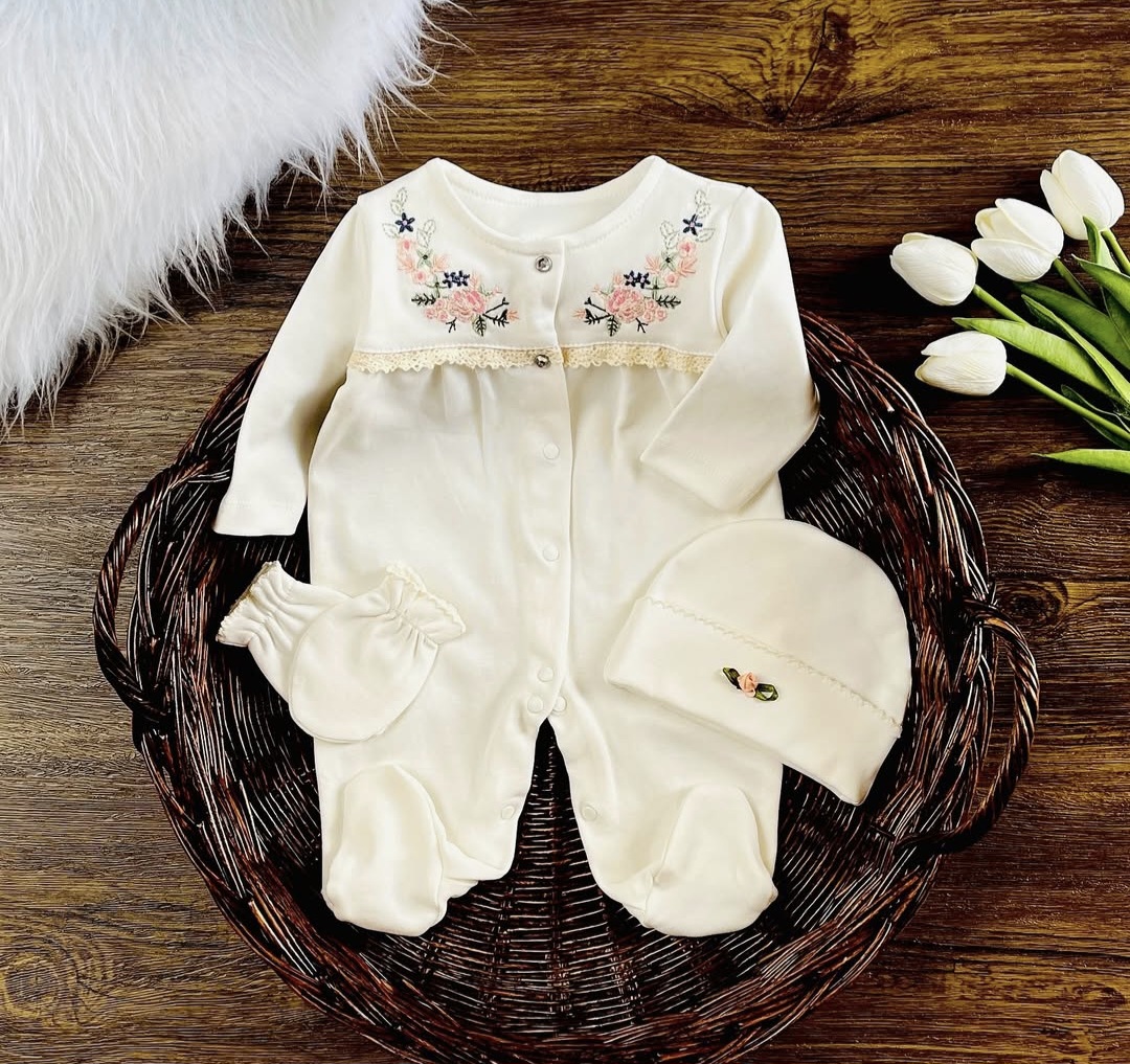 Trodelni bebi set od 100% pamuka – Beli kombinezon sa cvetićima, kapica i rukavice Trodelni bebi set od 100% pamuka – Beli kombinezon sa cvetićima, kapica i rukavice