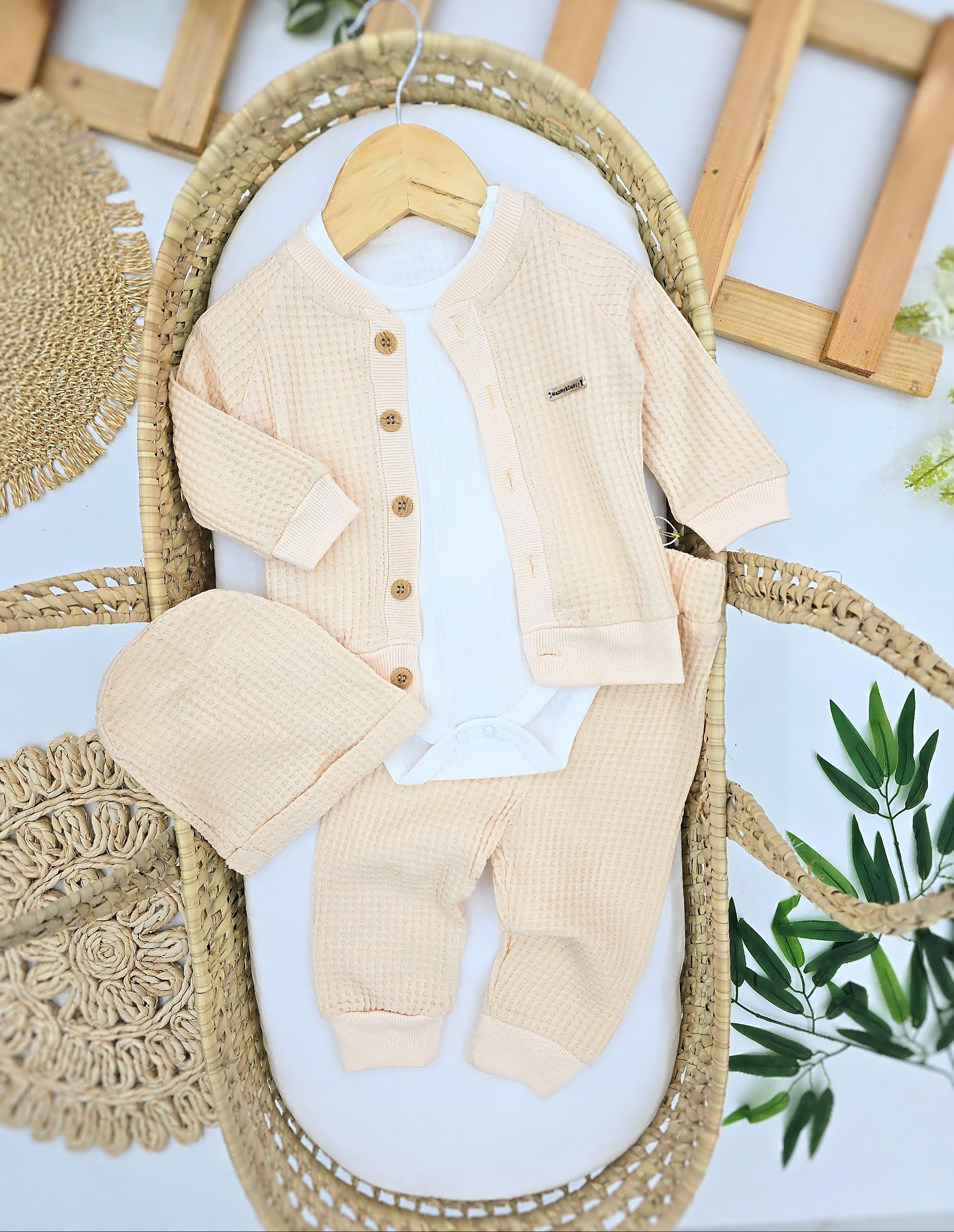 Četvorodelni set za bebe dečake – duks, bodi, pantalonice i kapa