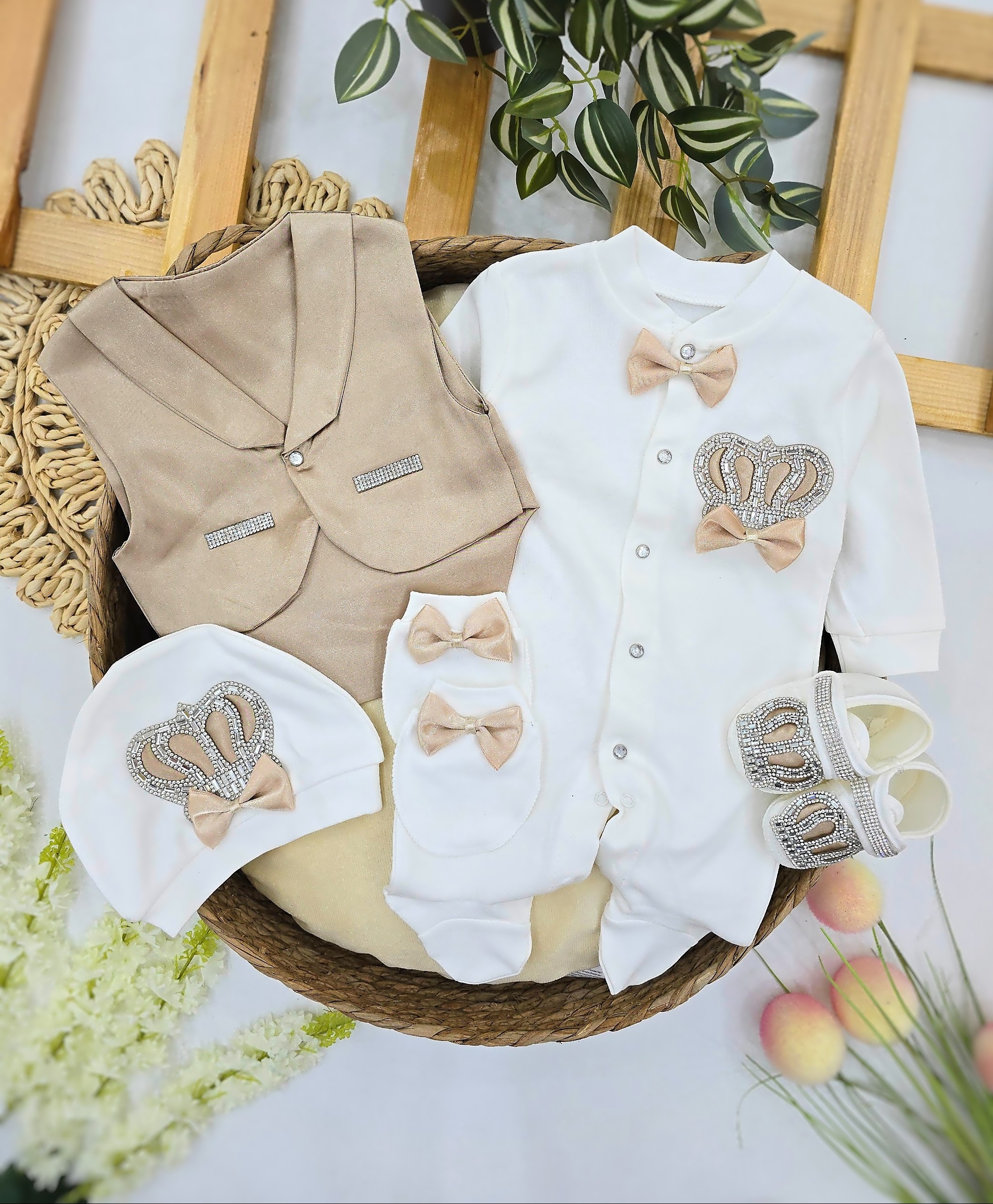 Bež elegantni set za novorođenče sa krunom – kombinezon, prsluk, kapica, rukavice i cipelice