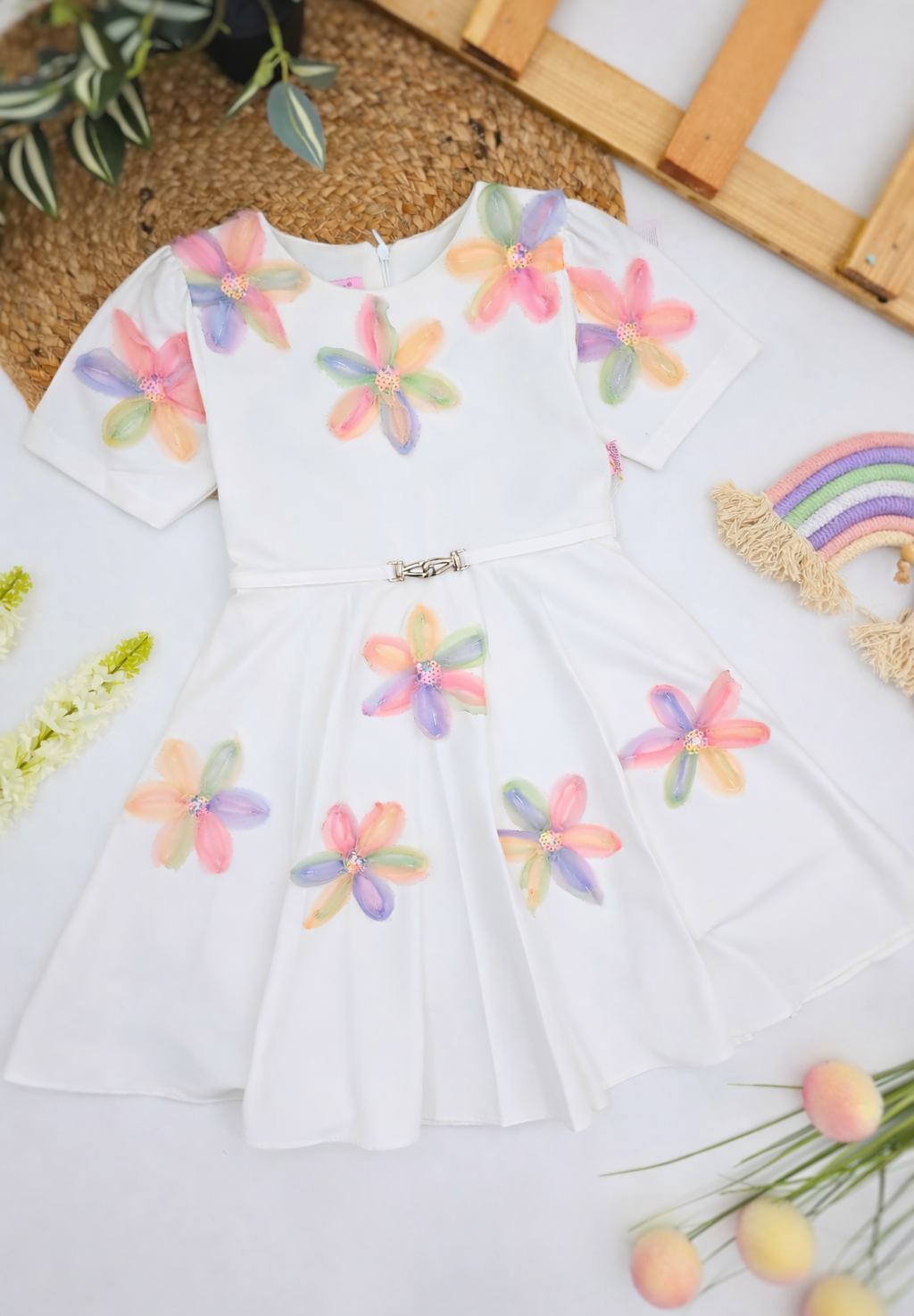 Bela svečana haljinica sa 3D cvetovima u pastelnim bojama