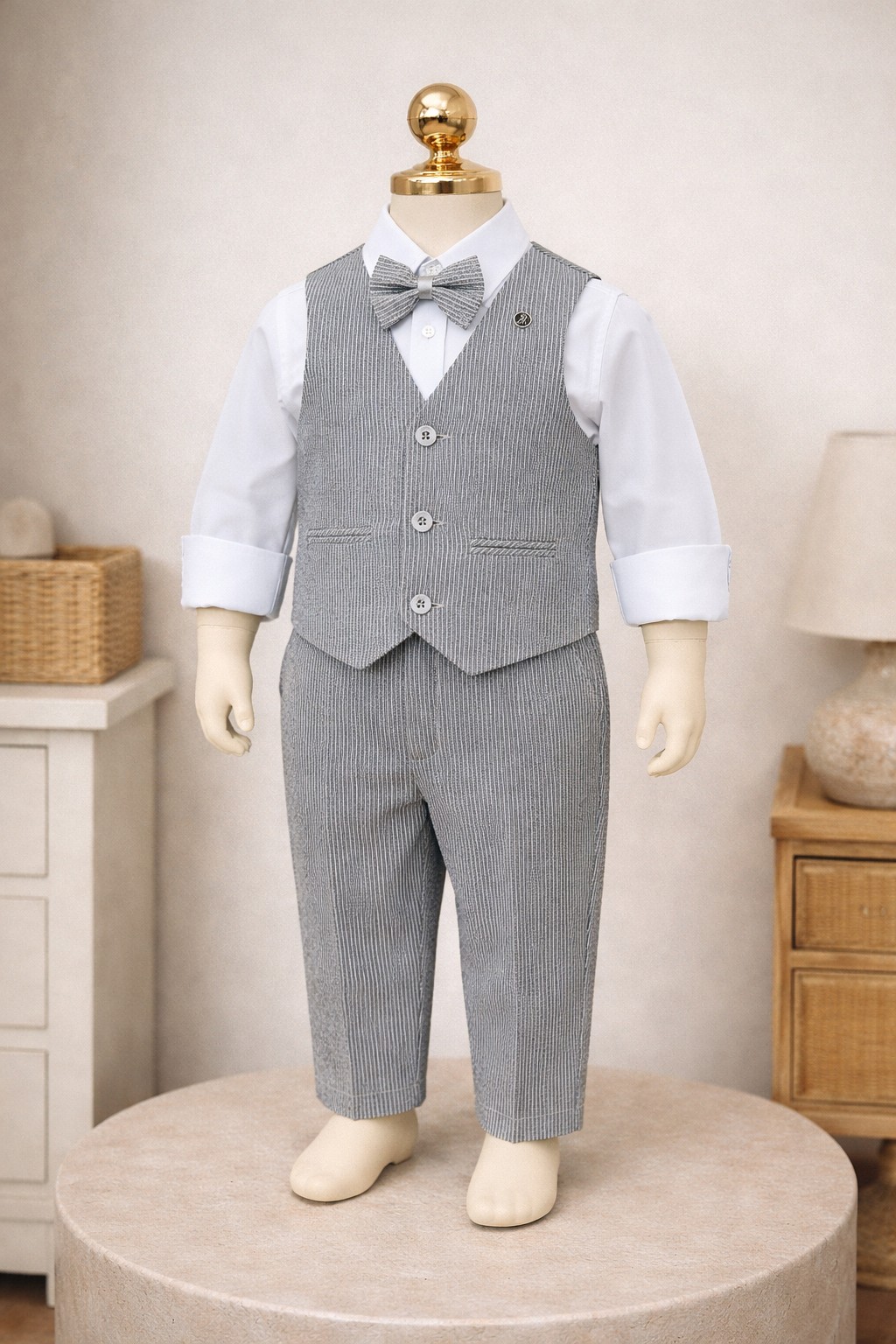 Svečano odelo za dečake u sivoj boji – košulja, prsluk, leptir mašna i pantalone