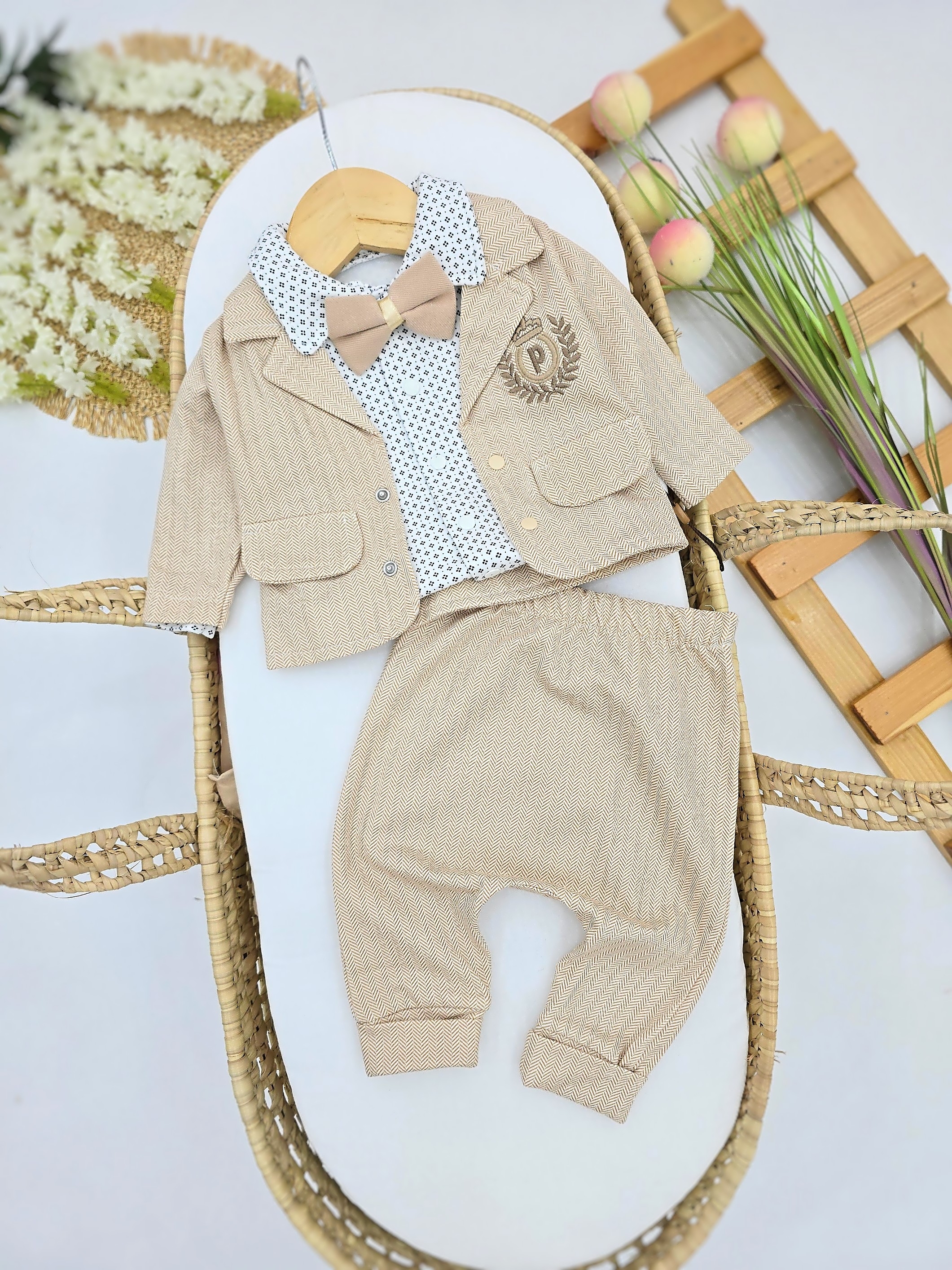 Bež svečano odelo za bebe dečake – sako, pantalone, košulja i leptir mašna