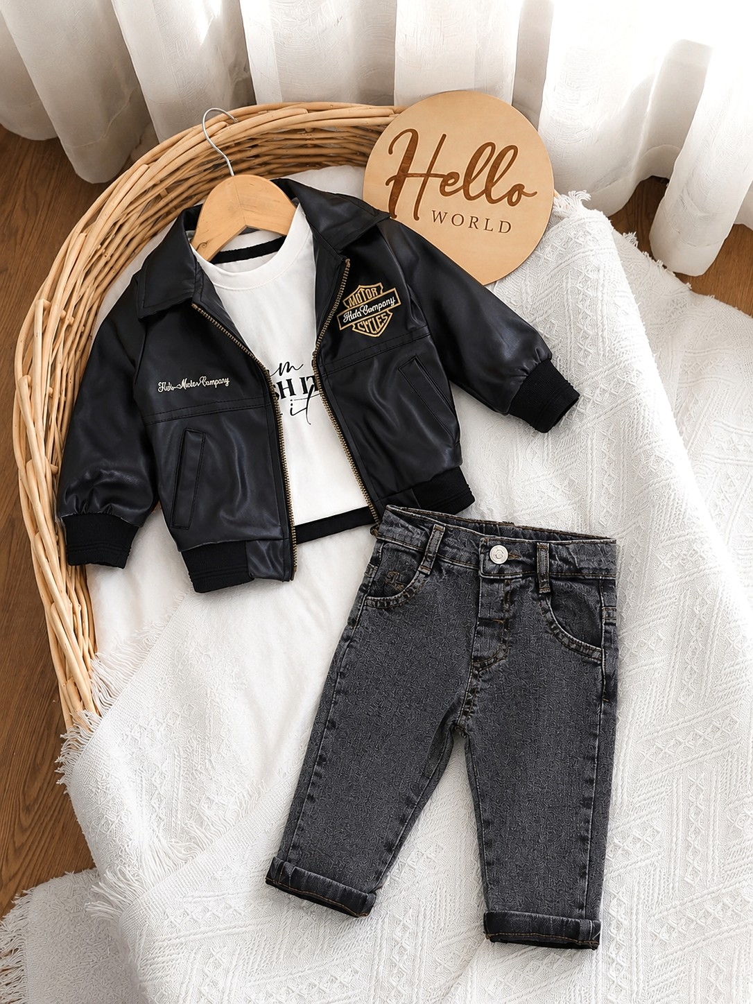 Jesenji set za bebe dečake – jakna od eko kože, bluza i farmerice