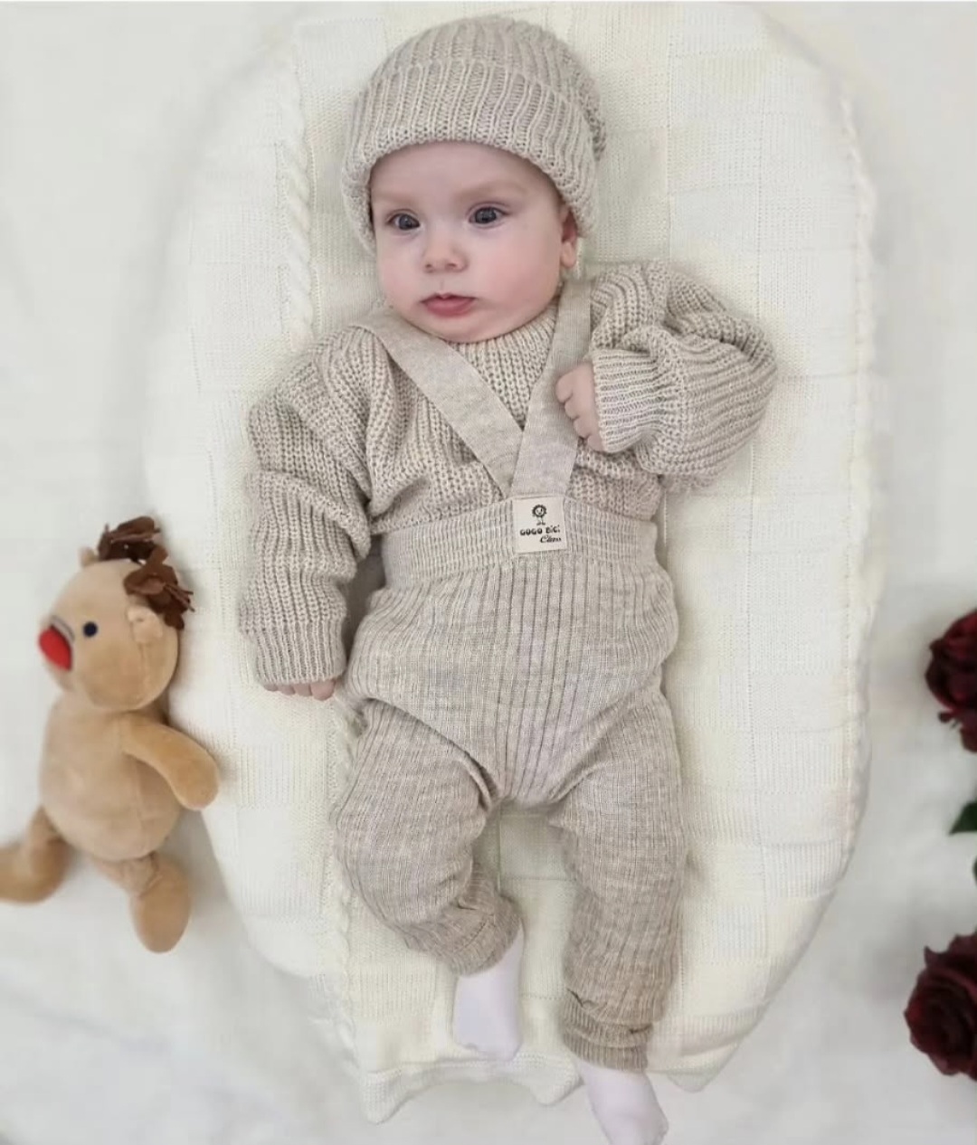 Trodelni pleteni komplet za bebe – džemper, tregeri i kapica