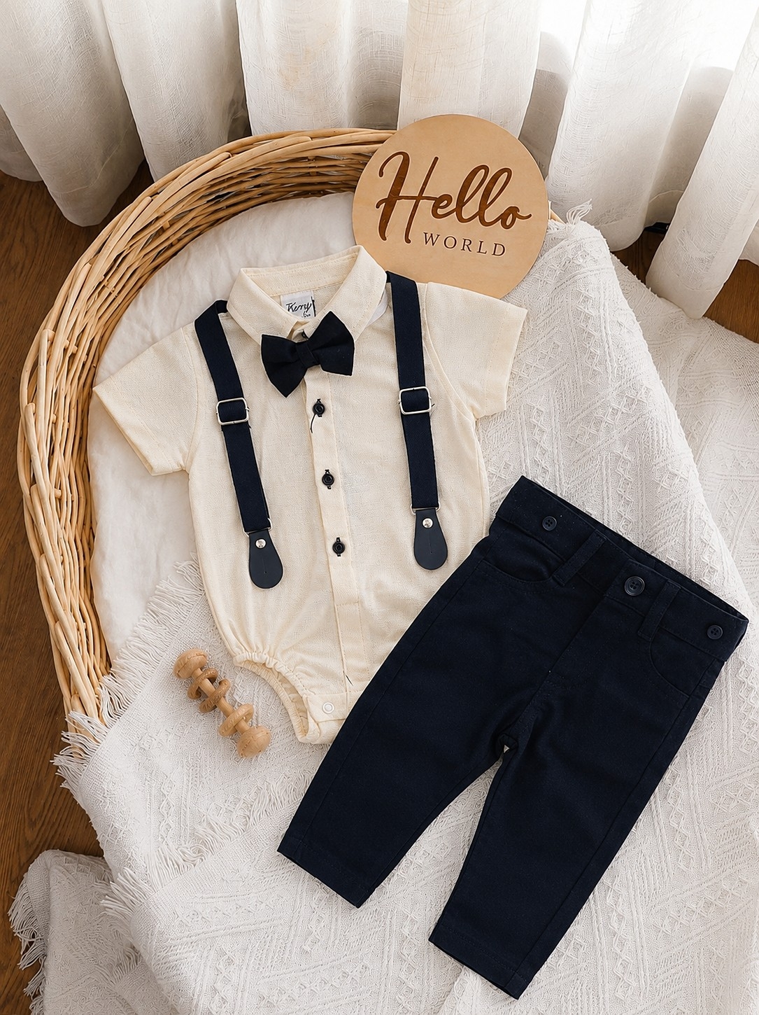 Elegantni set za bebe dečake – košulja bodi, tregeri, mašna i teget pantalone