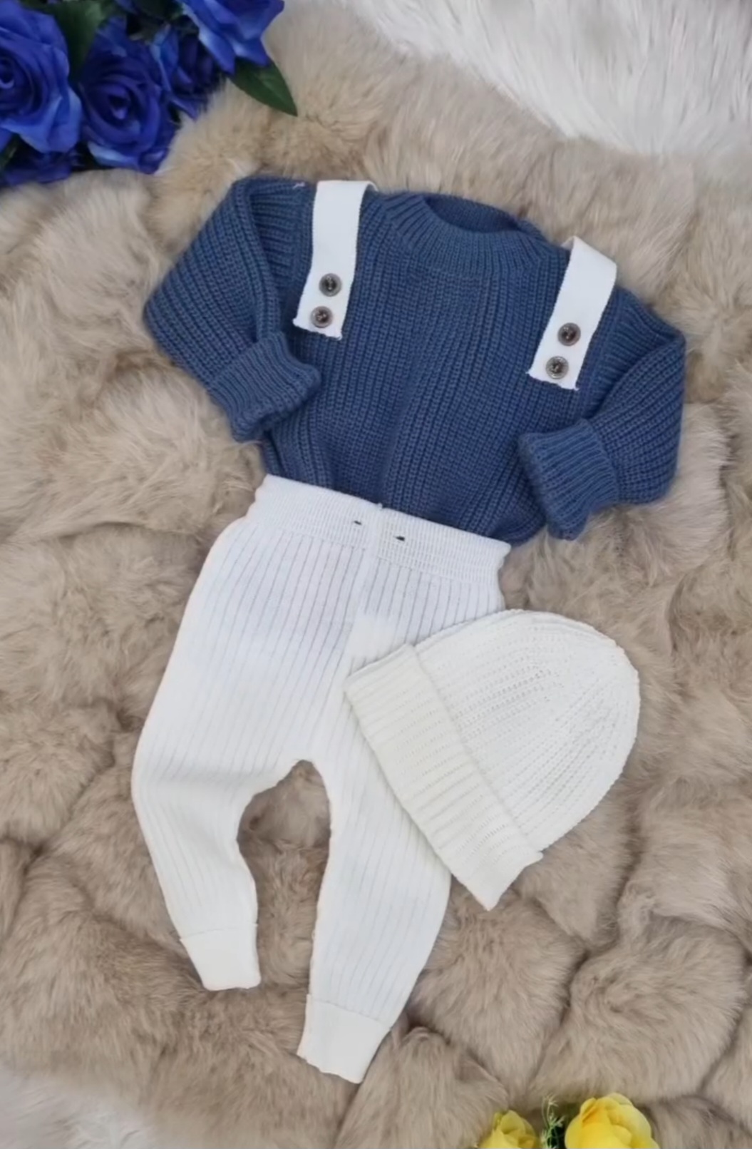 Trodelni pleteni komplet za bebe – džemper, tregeri i kapica