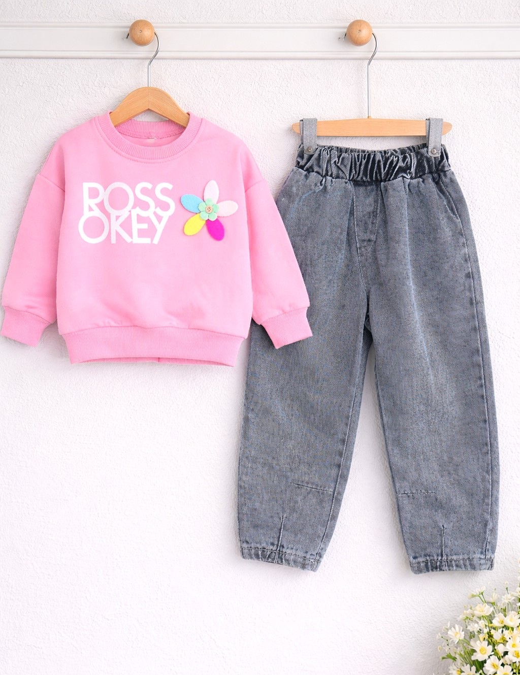 Set za devojčice: roze duks sa cvetom i farmerice