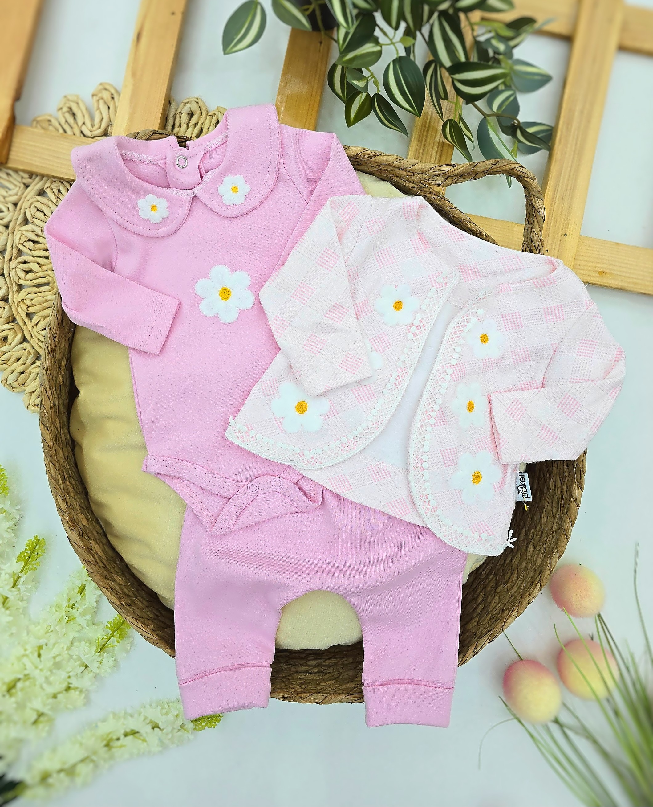 Roze set za bebe devojčice sa belim radama – bodi, duksić i pantalonice