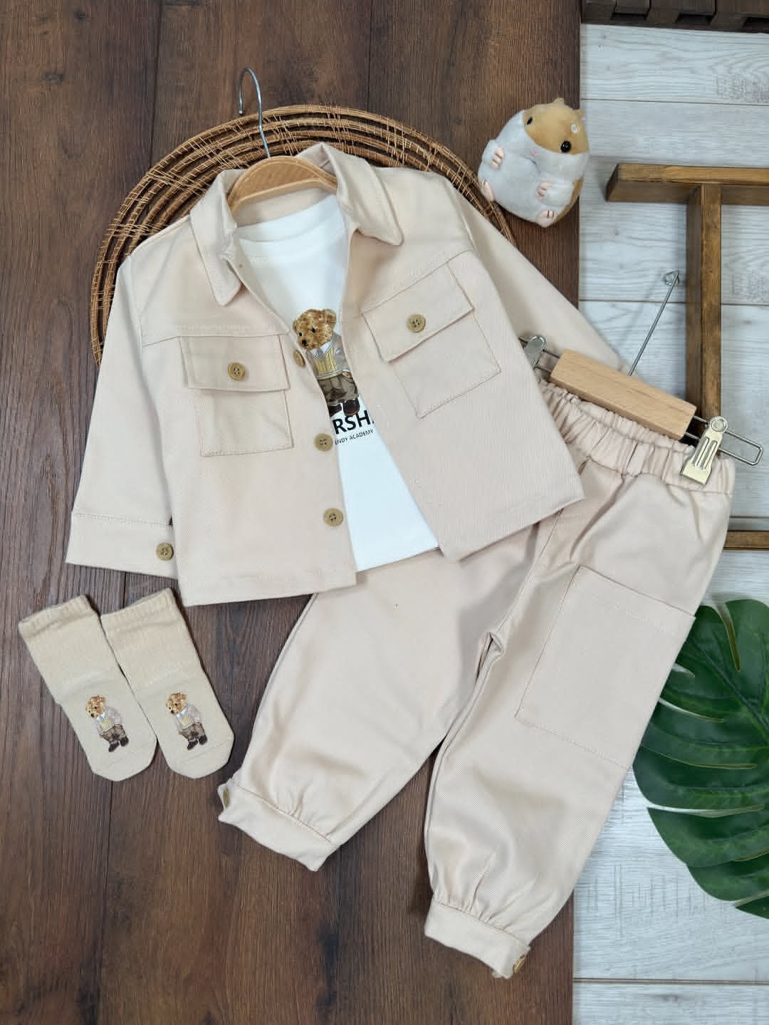Bež komplet za dečake sa medom – košulja, bluza, pantalone i čarapice