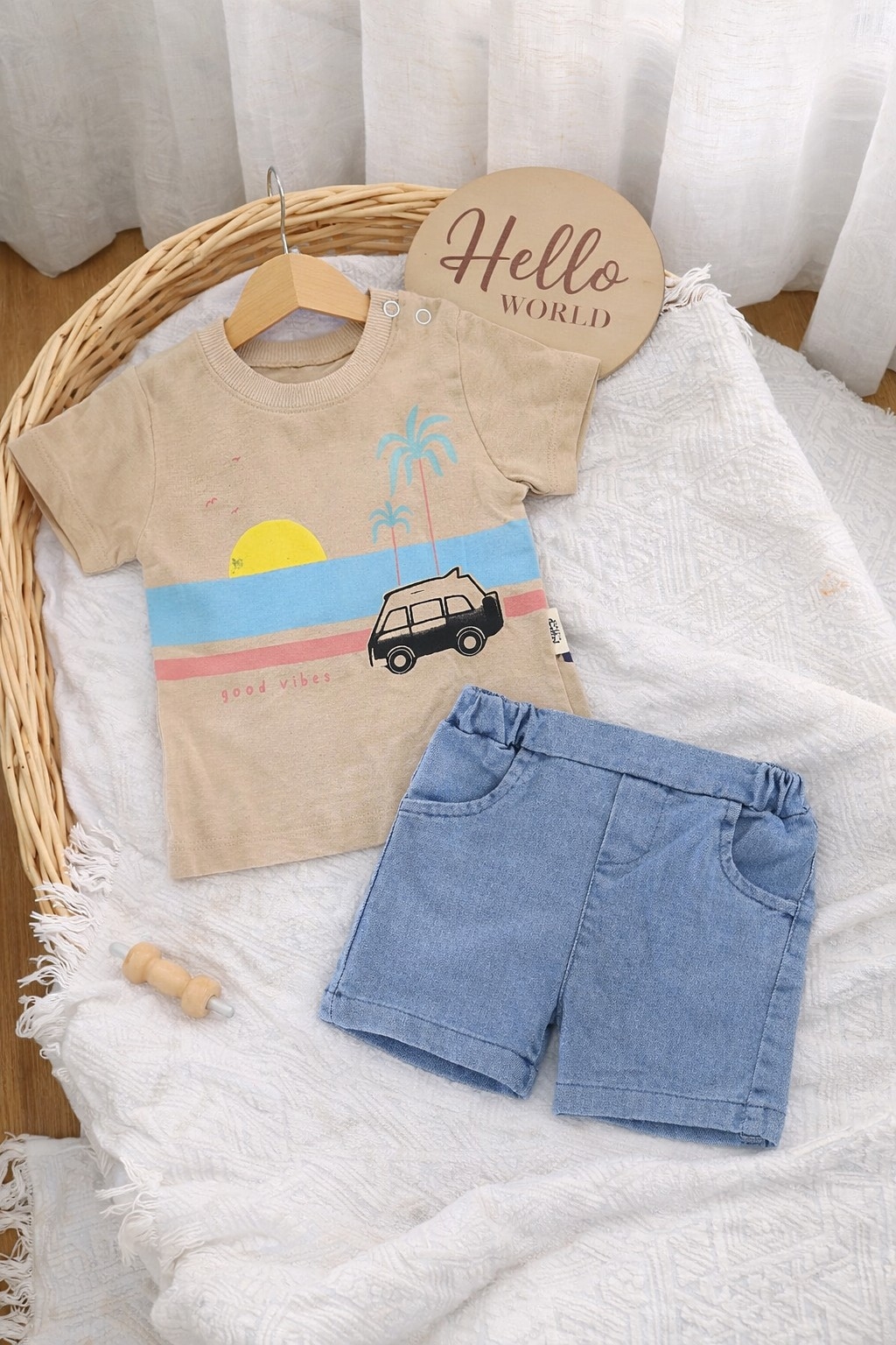 Letnji bebi set za dečake – majica sa printom i teksas šorts (bež)