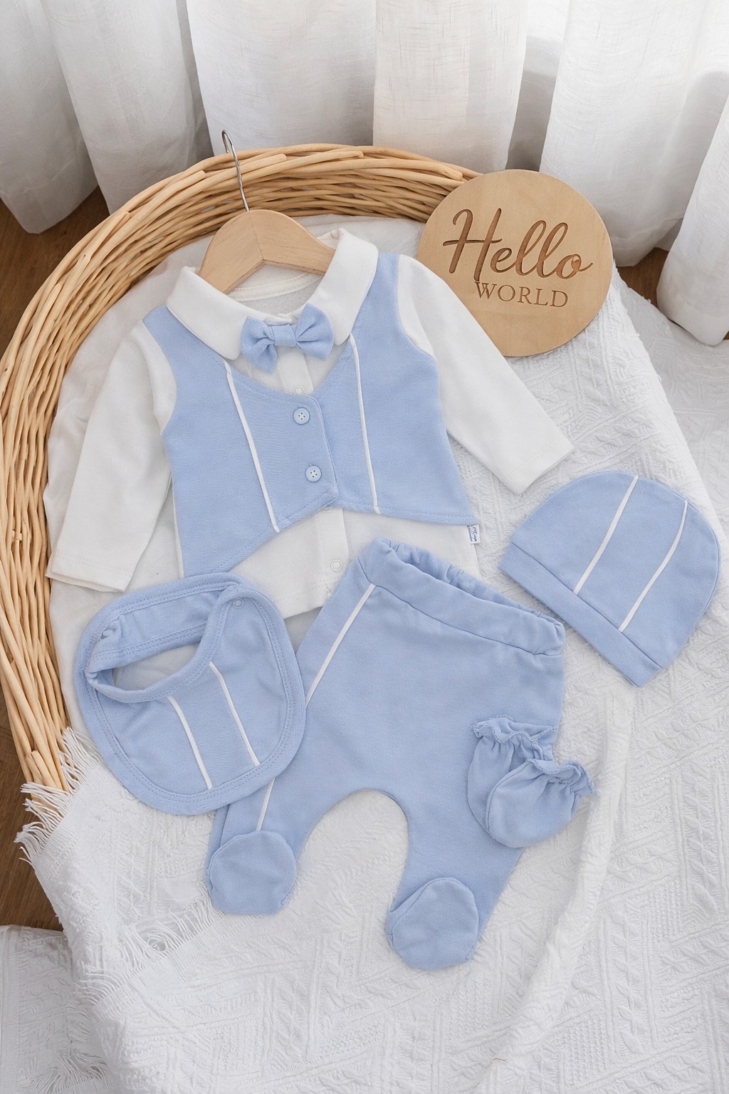 Elegantni svetlo plavi set za novorođenče – bluzica, pantalone, kapica, rukavice i portikla