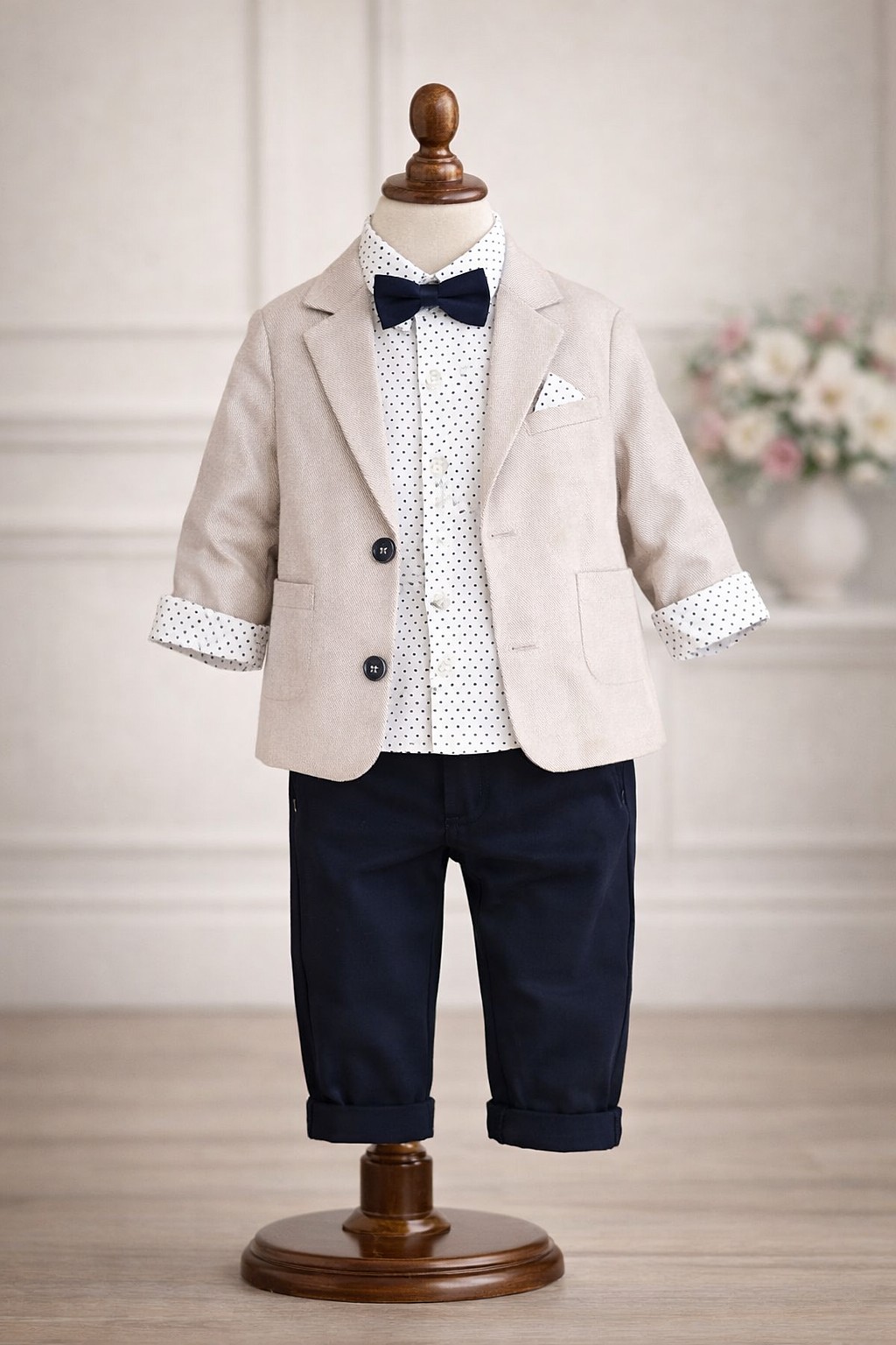 Elegantni četvorodelni komplet za dečake – bež sako, košulja, pantalone i leptir mašna