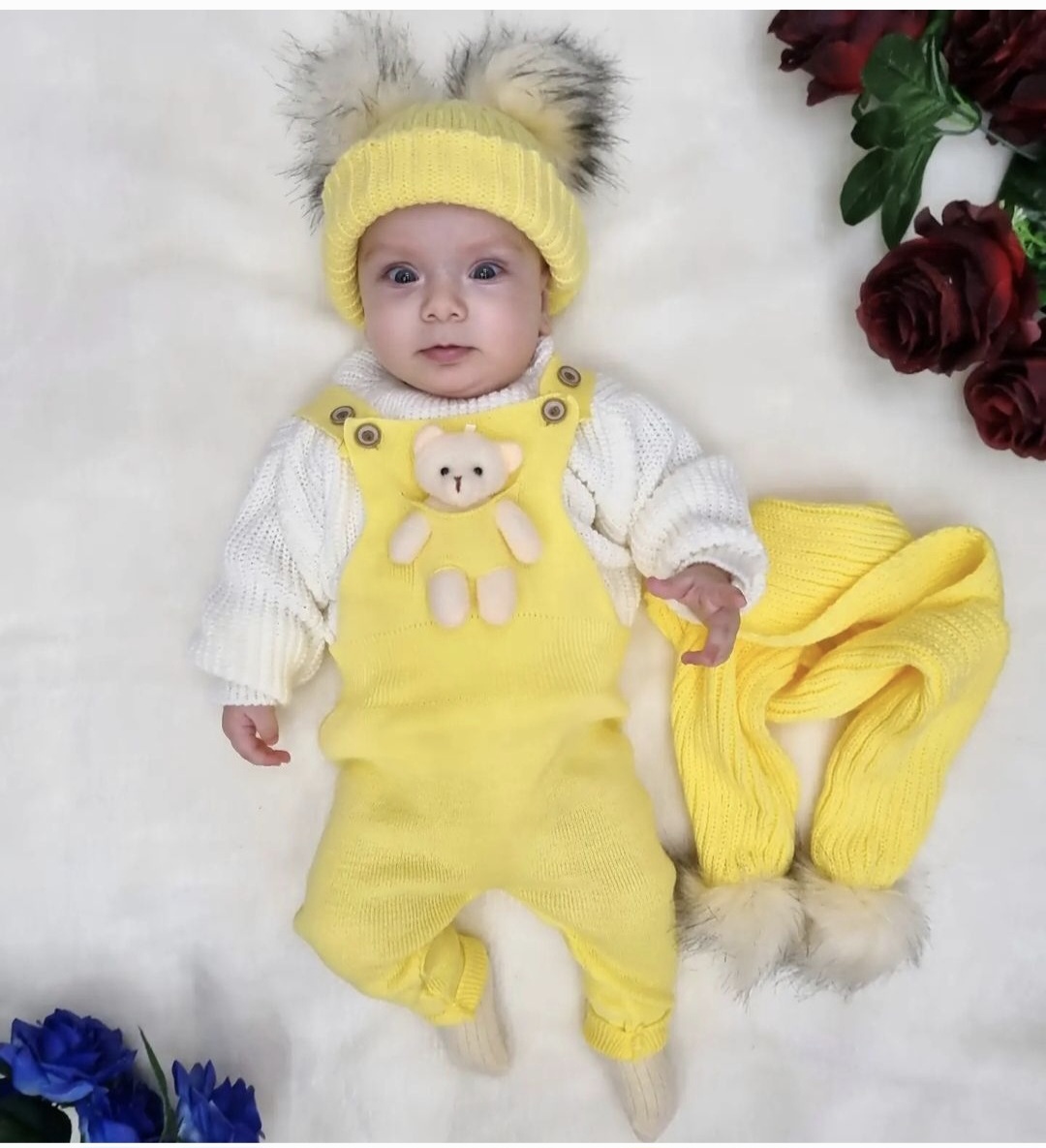 Petodelni pleteni komplet u žutoj boji: igračka, džemper, pantalone sa tregerima, kapica i šal