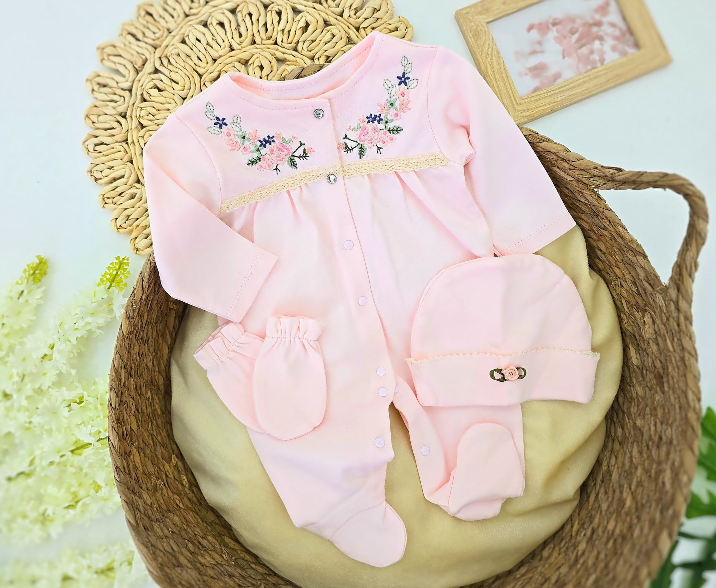 Roze bebi komplet za devojčice sa cvetnim vezom – Nežna elegancija za prve dane