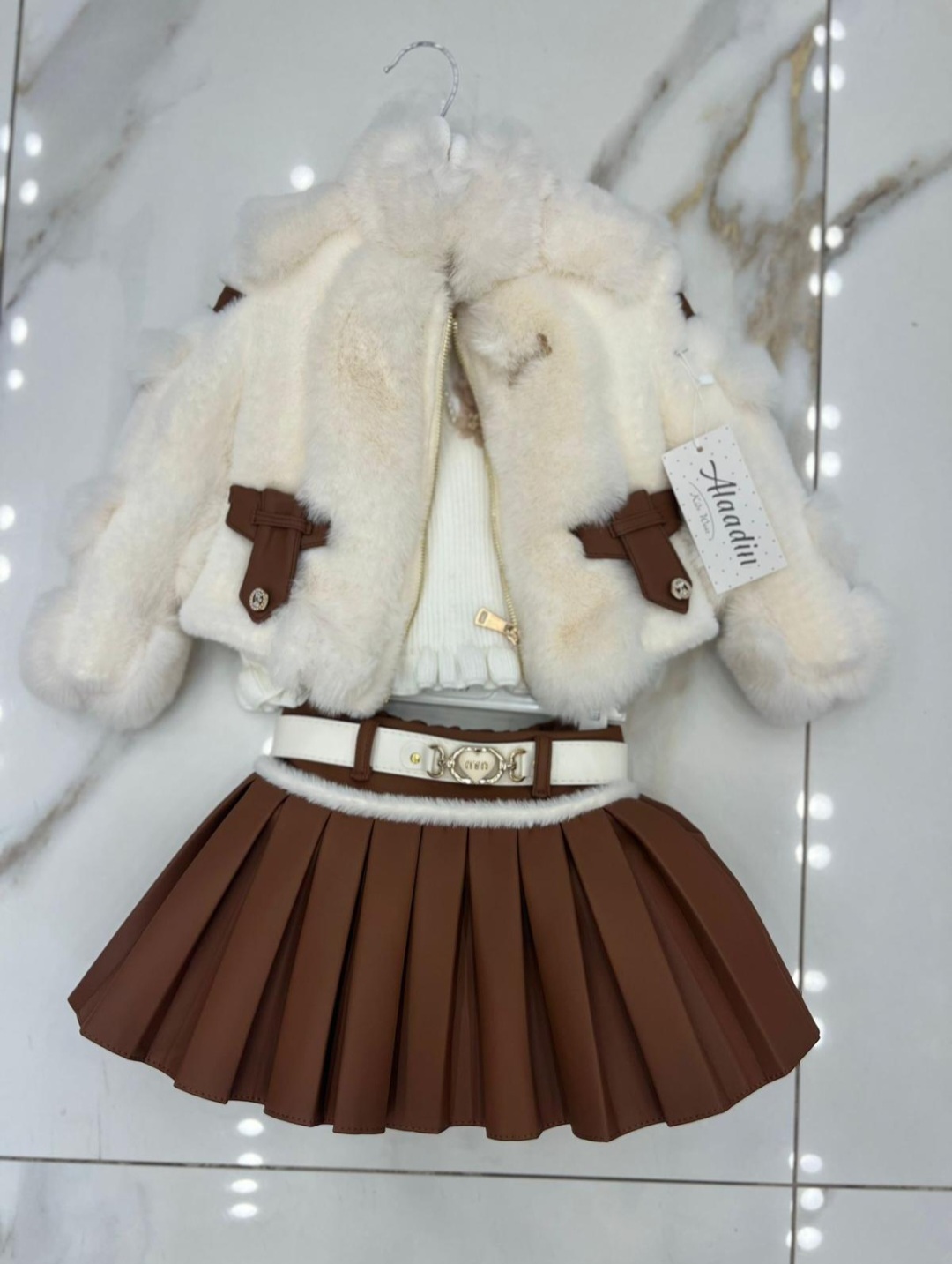 Komplet za devojčice – bela bundica sa krznom, rolka i braon suknja