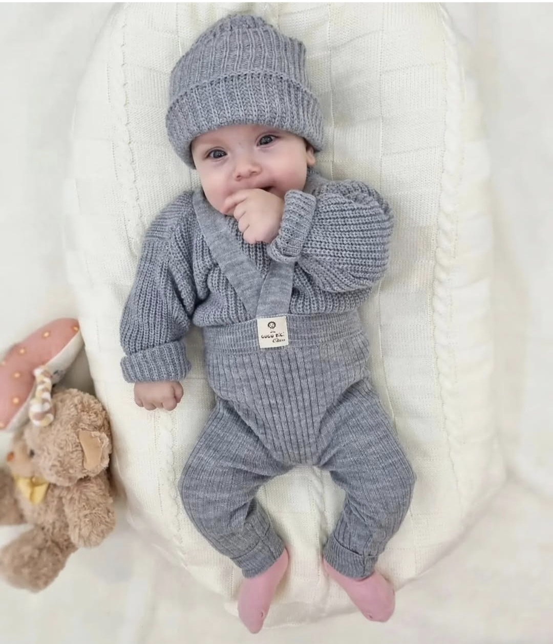 Pleteni komplet za bebe – džemper, kapica i pantalone sa tregerima