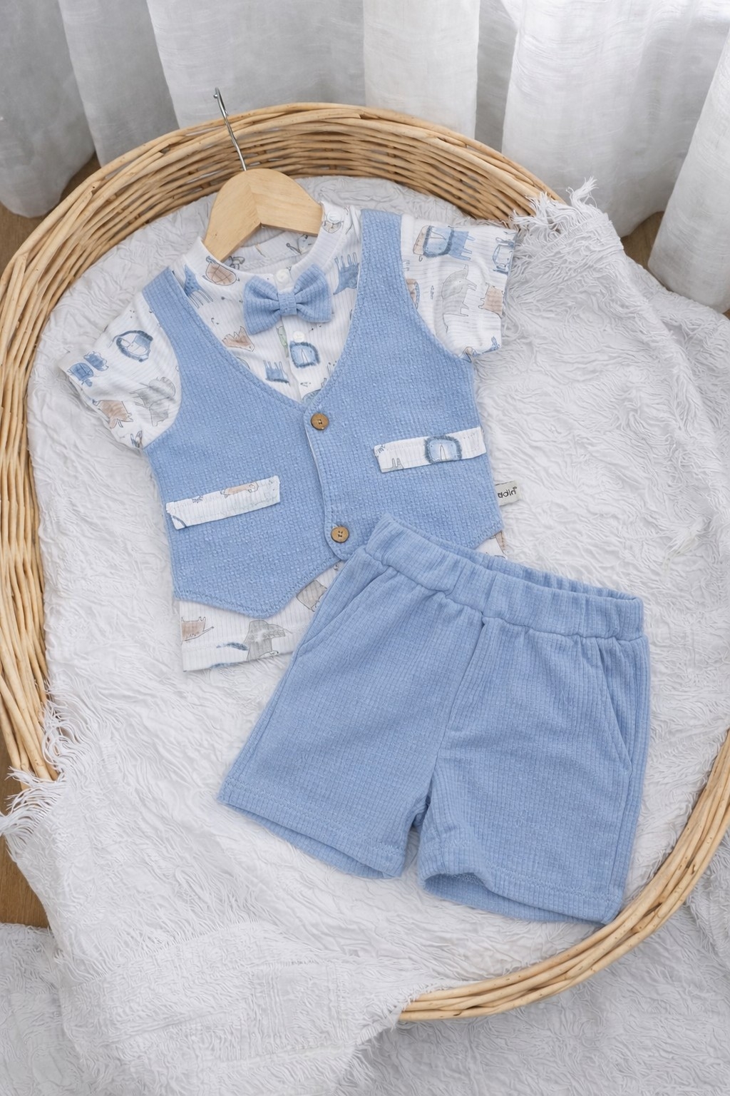 Dvodelni letnji komplet za bebe dečake – šorts i majica sa prslukom (plavi)