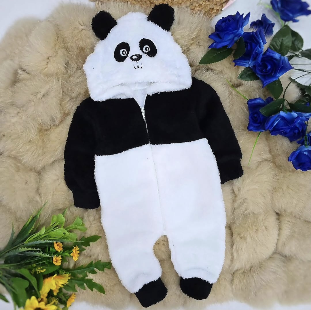 Panda skafander – crno-beli krzneni kombinezon