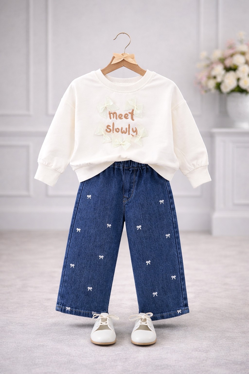 Beli duks i farmerice sa mašnicama za devojčice