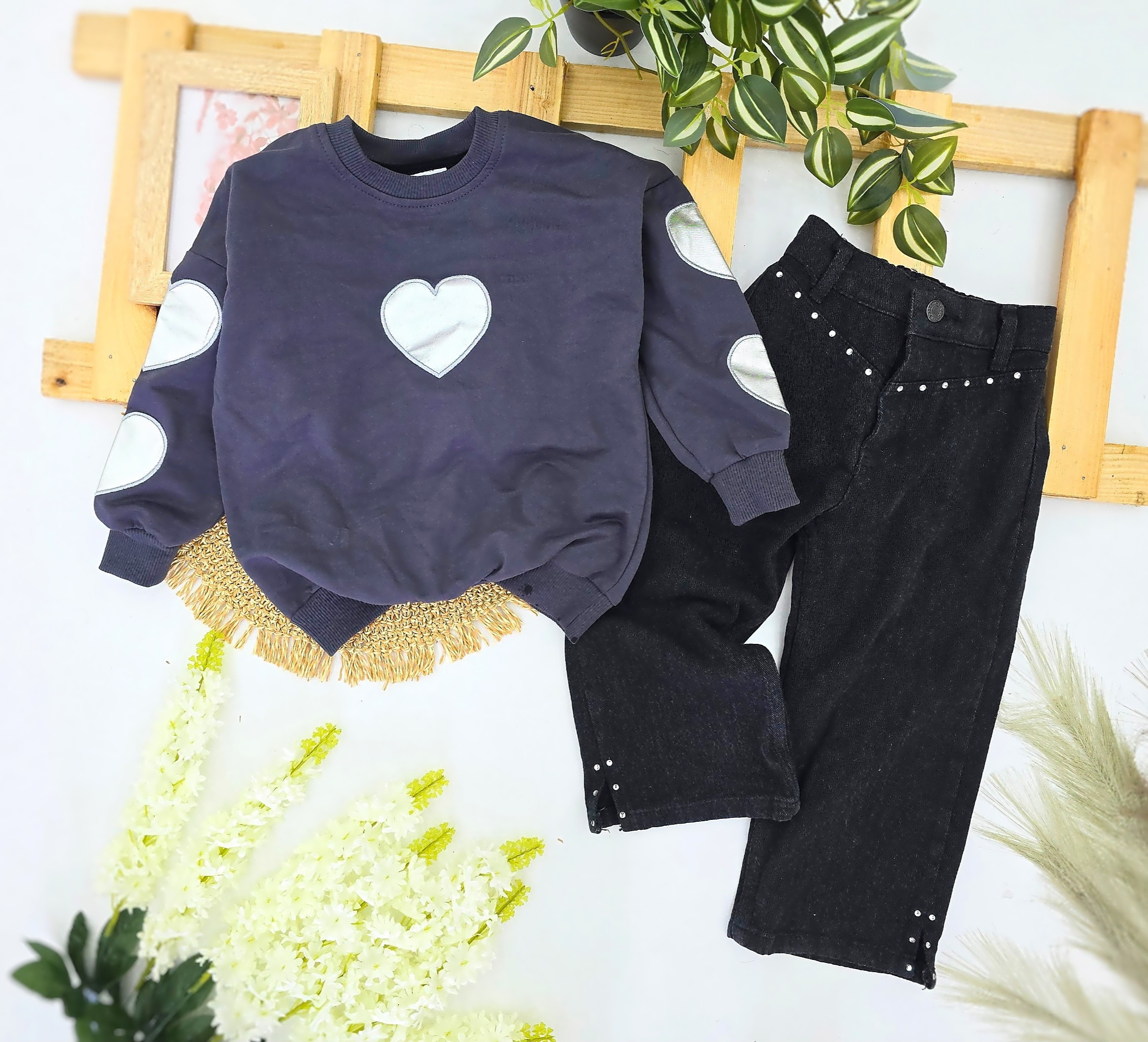Komplet za devojčice: tamno sivi duks sa srcima i crne farmerice